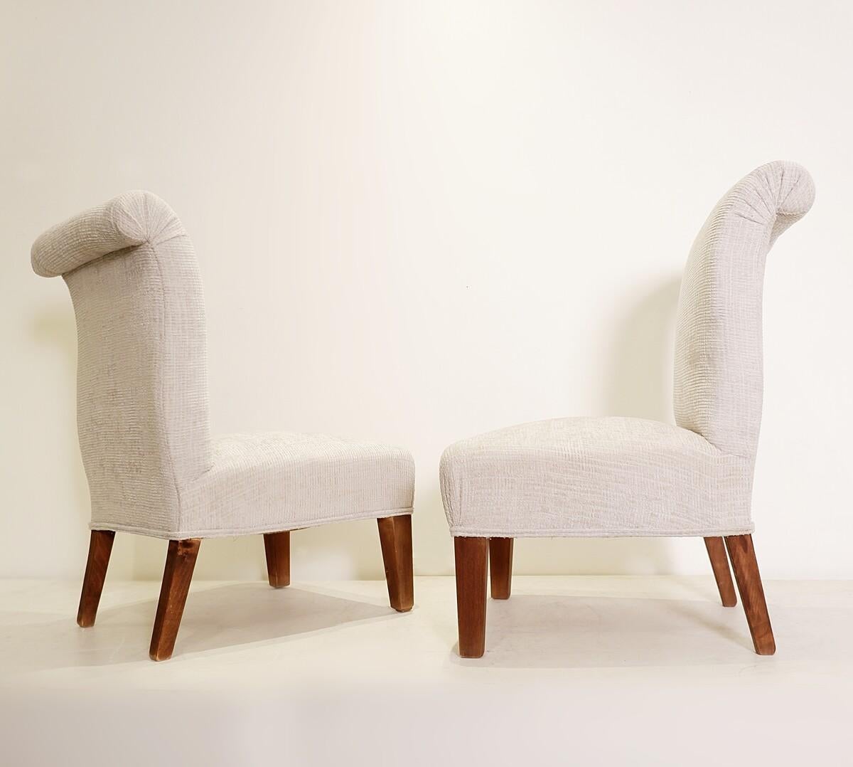 20ième siècle Paire de fauteuils de cheminée italiens années 1950 - nouveau revêtement en velours blanc cassé en vente