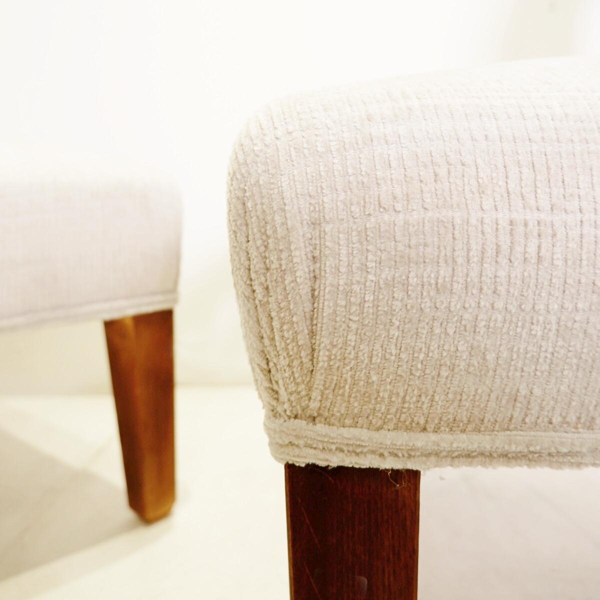 Tissu Paire de fauteuils de cheminée italiens années 1950 - nouveau revêtement en velours blanc cassé en vente