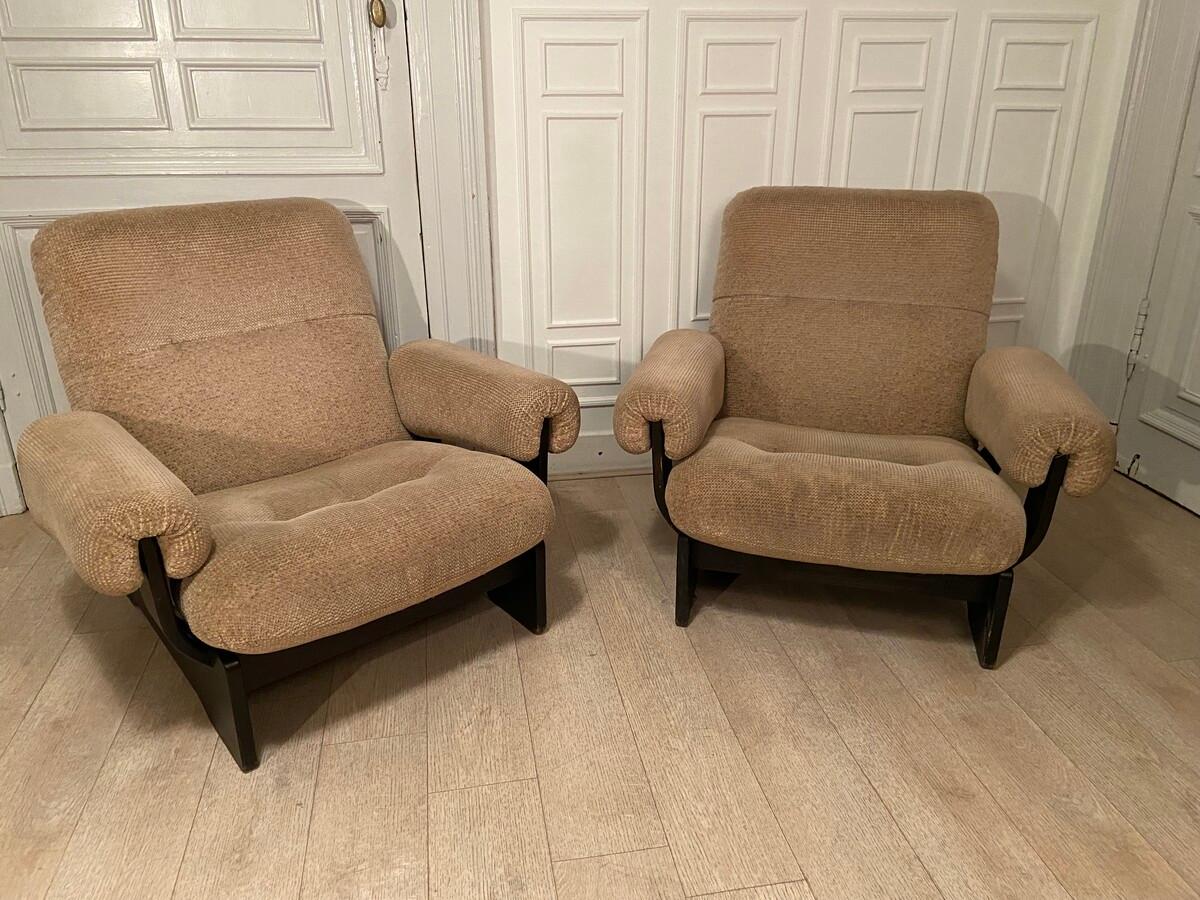 Mid-Century Modern Pair of Italian fireside chairs from the 70s. Wooden structure. Original fabric.