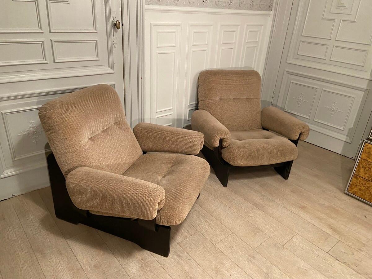 Pair of Italian fireside chairs from the 70s. Wooden structure. Original fabric. In Good Condition In Brussels , BE