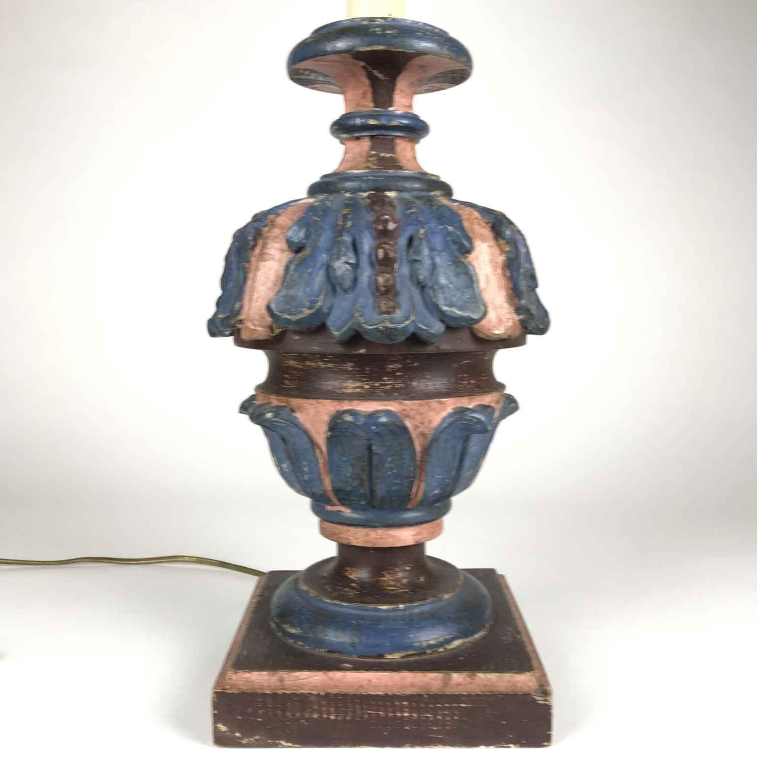 Lovely pair of 20th century Renaissance Revival style table lamps entirely handmade by Bartolozzi & Maioli in Firenze, decorated with achantus leaf carving, rose and blue painting. Both circular wooden vases stand on a square stepped base.
Each of