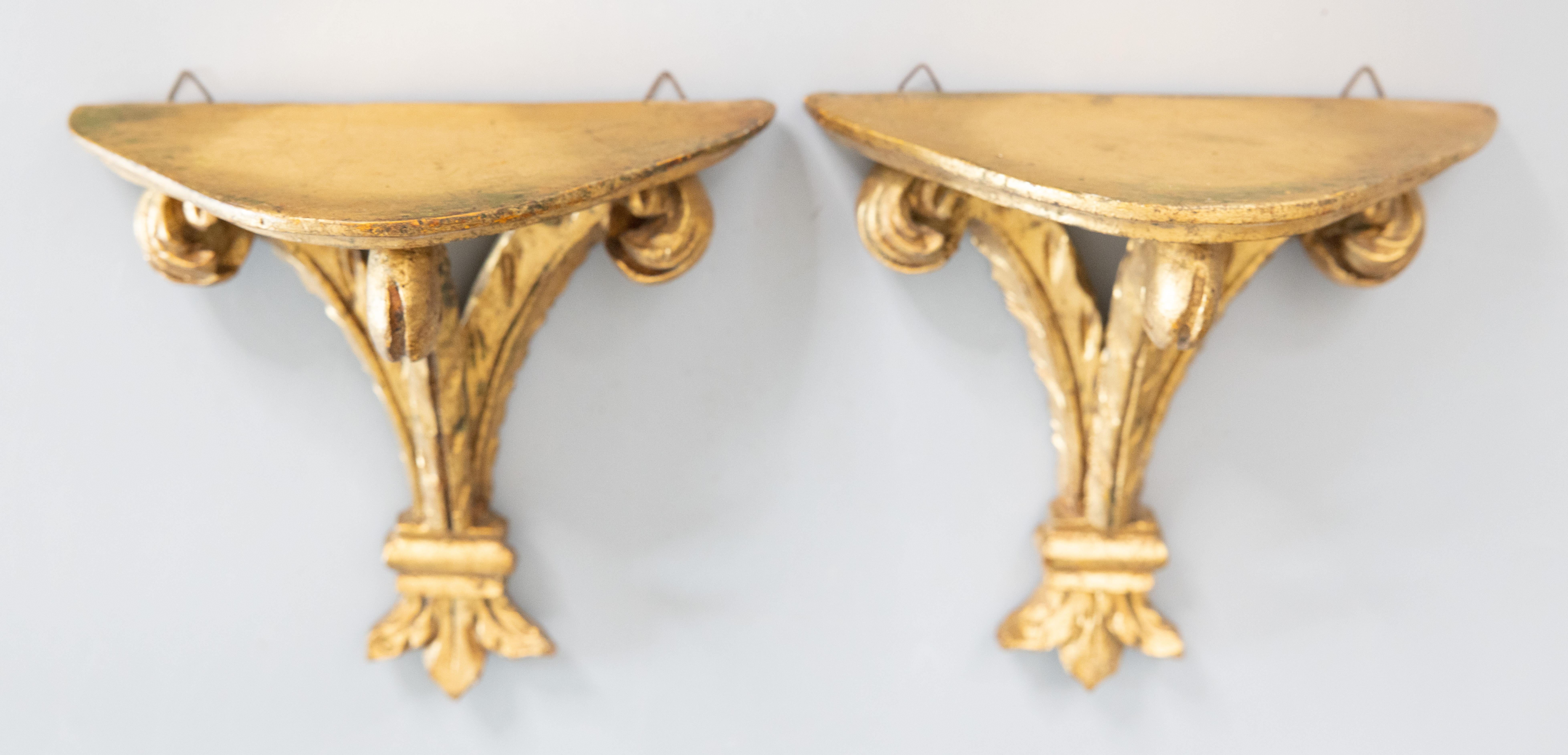 Hollywood Regency Pair of Italian Florentine Carved Feather Giltwood Wall Brackets, circa 1950 For Sale