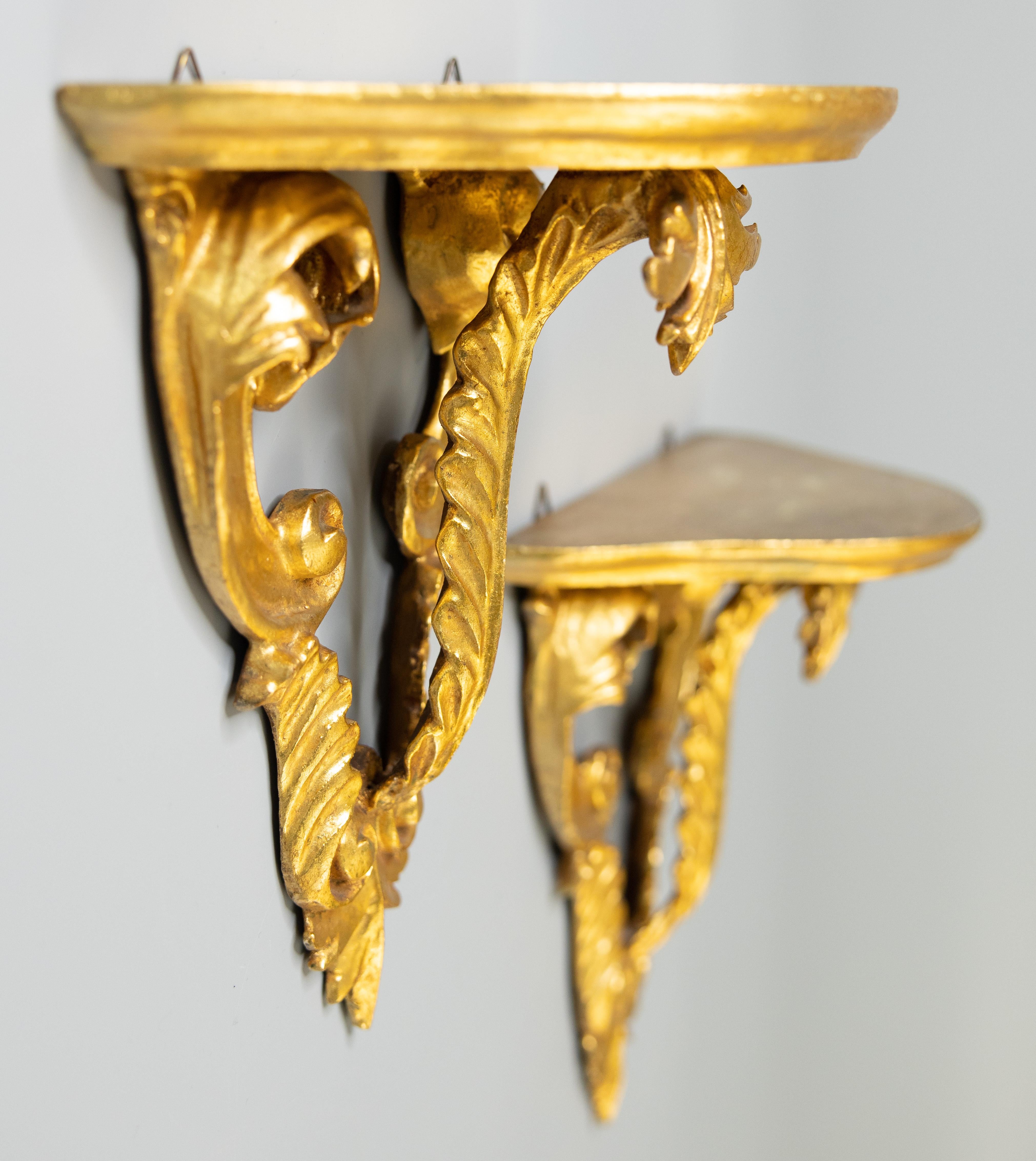 Neoclassical Pair of Italian Florentine Carved Giltwood Wall Brackets Shelves, circa 1950 For Sale
