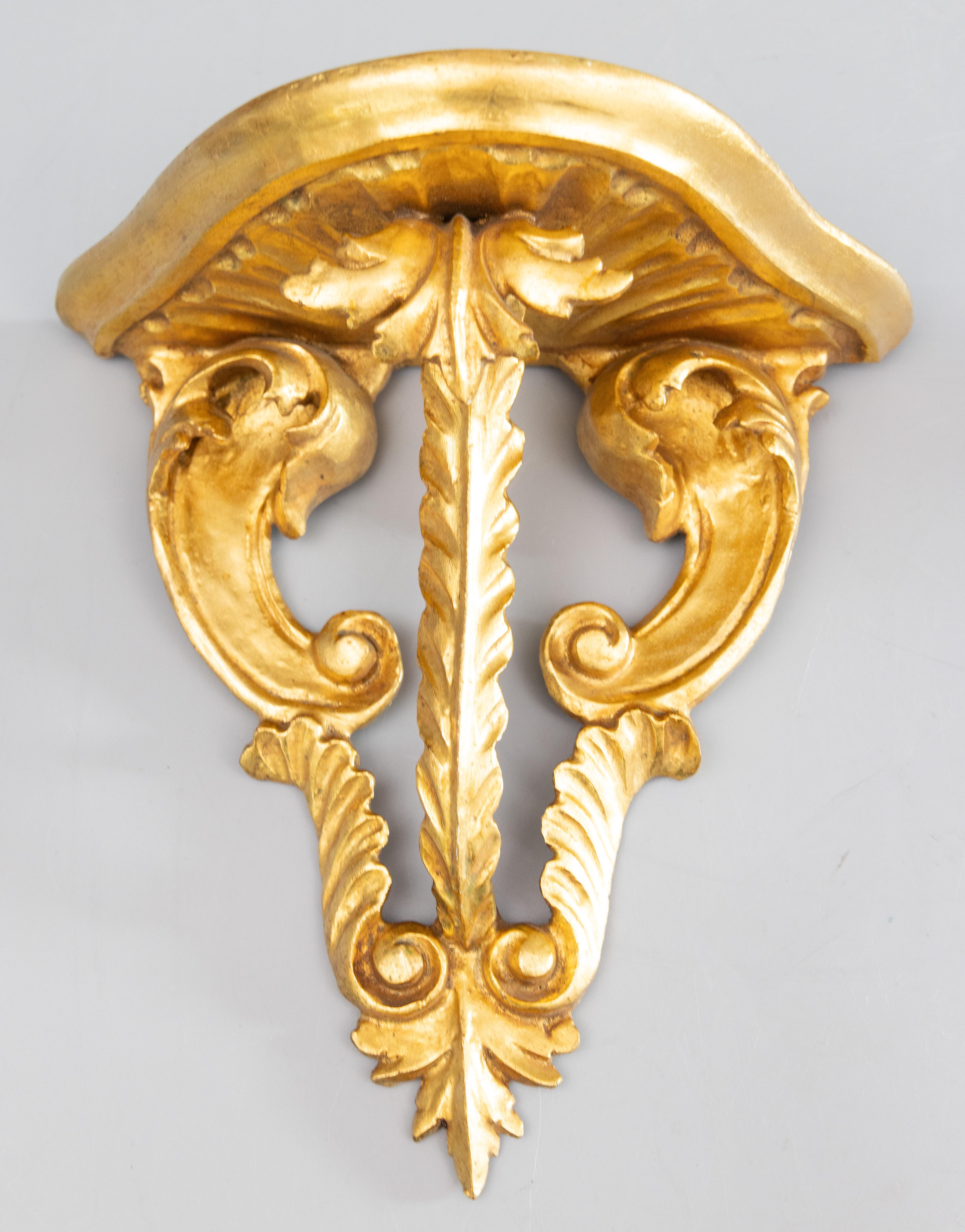 Pair of Italian Florentine Carved Giltwood Wall Brackets Shelves, circa 1950 In Good Condition For Sale In Pearland, TX