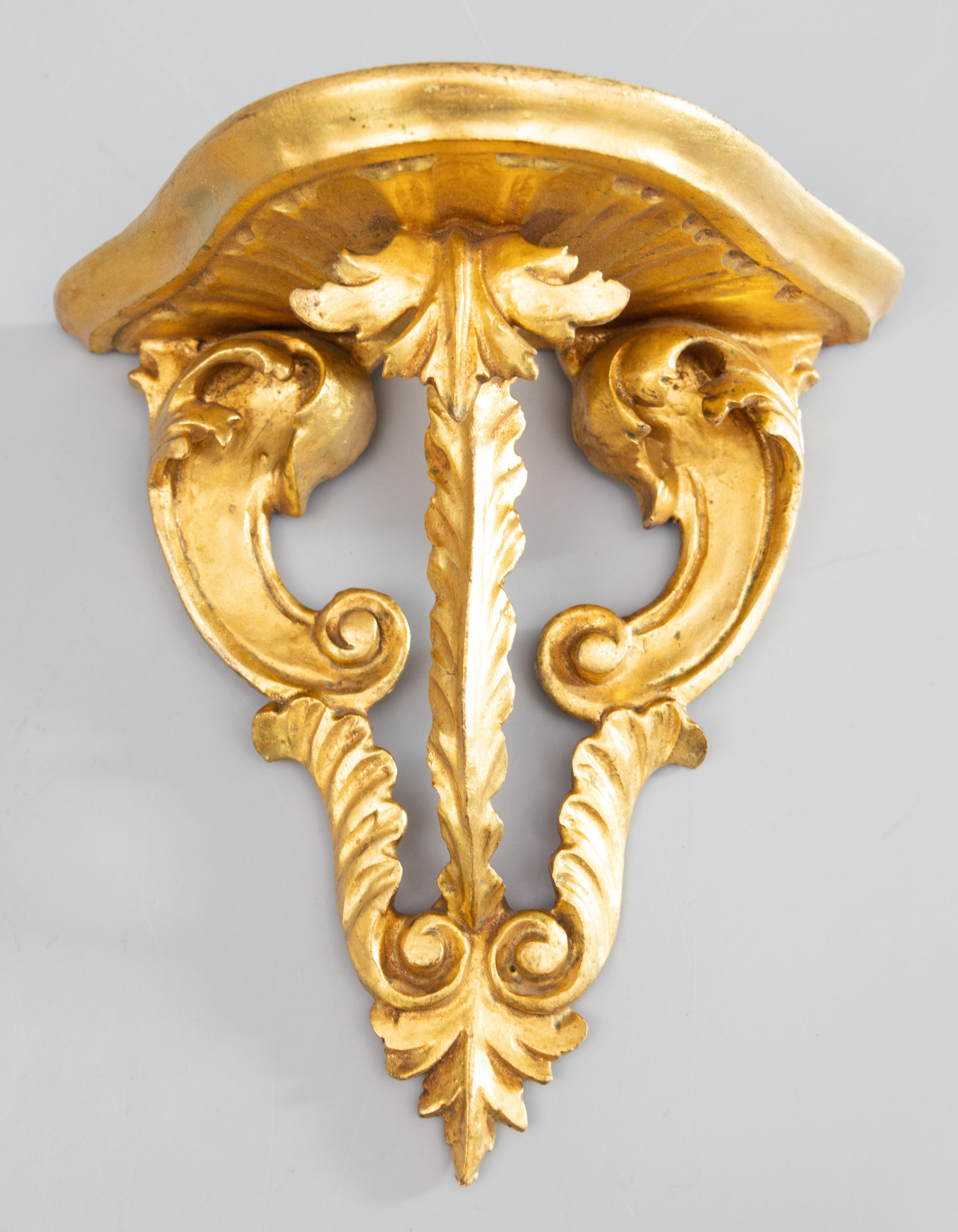 20th Century Pair of Italian Florentine Carved Giltwood Wall Brackets Shelves, circa 1950 For Sale