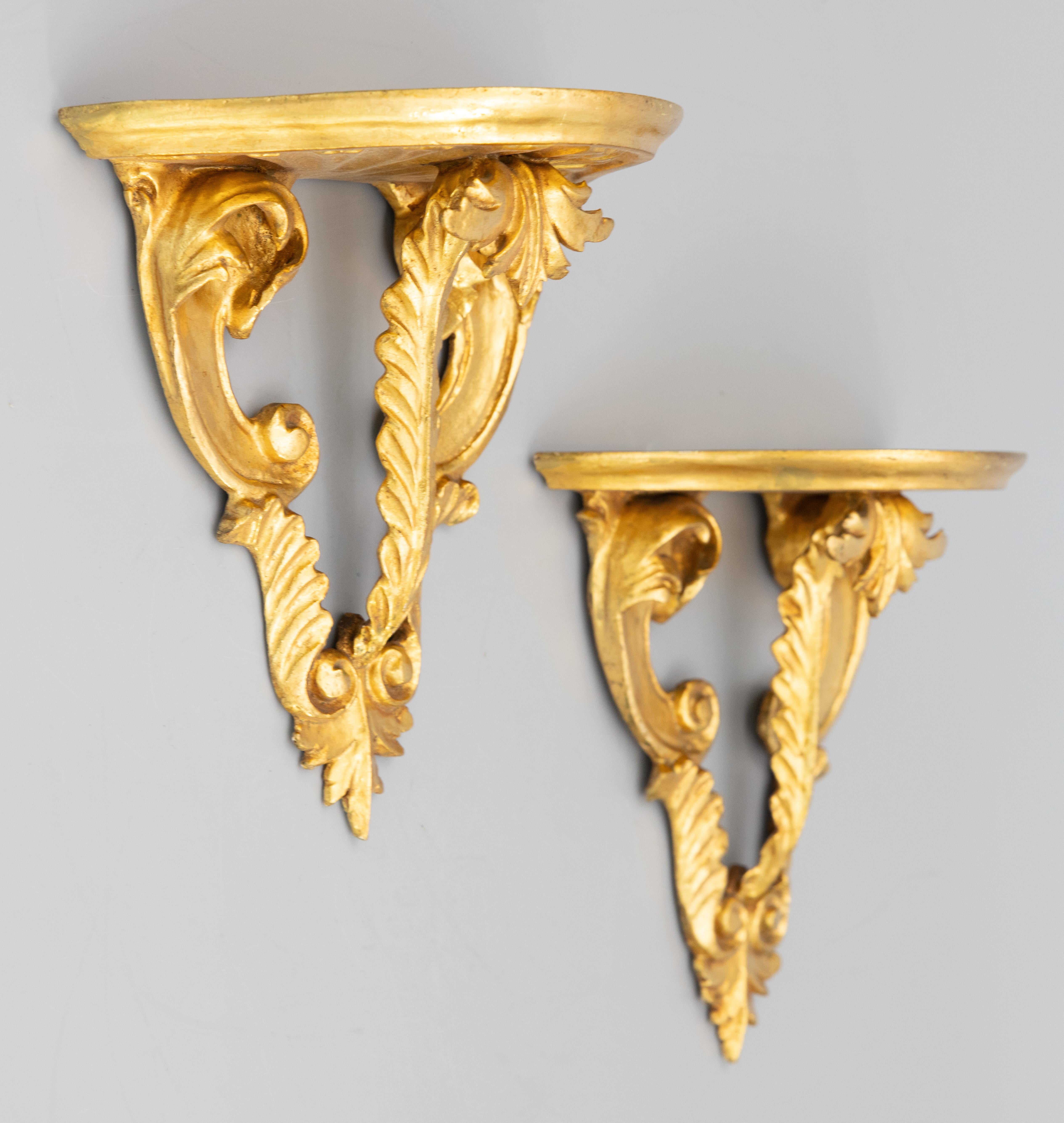 Pair of Italian Florentine Carved Giltwood Wall Brackets Shelves, circa 1950 For Sale 1