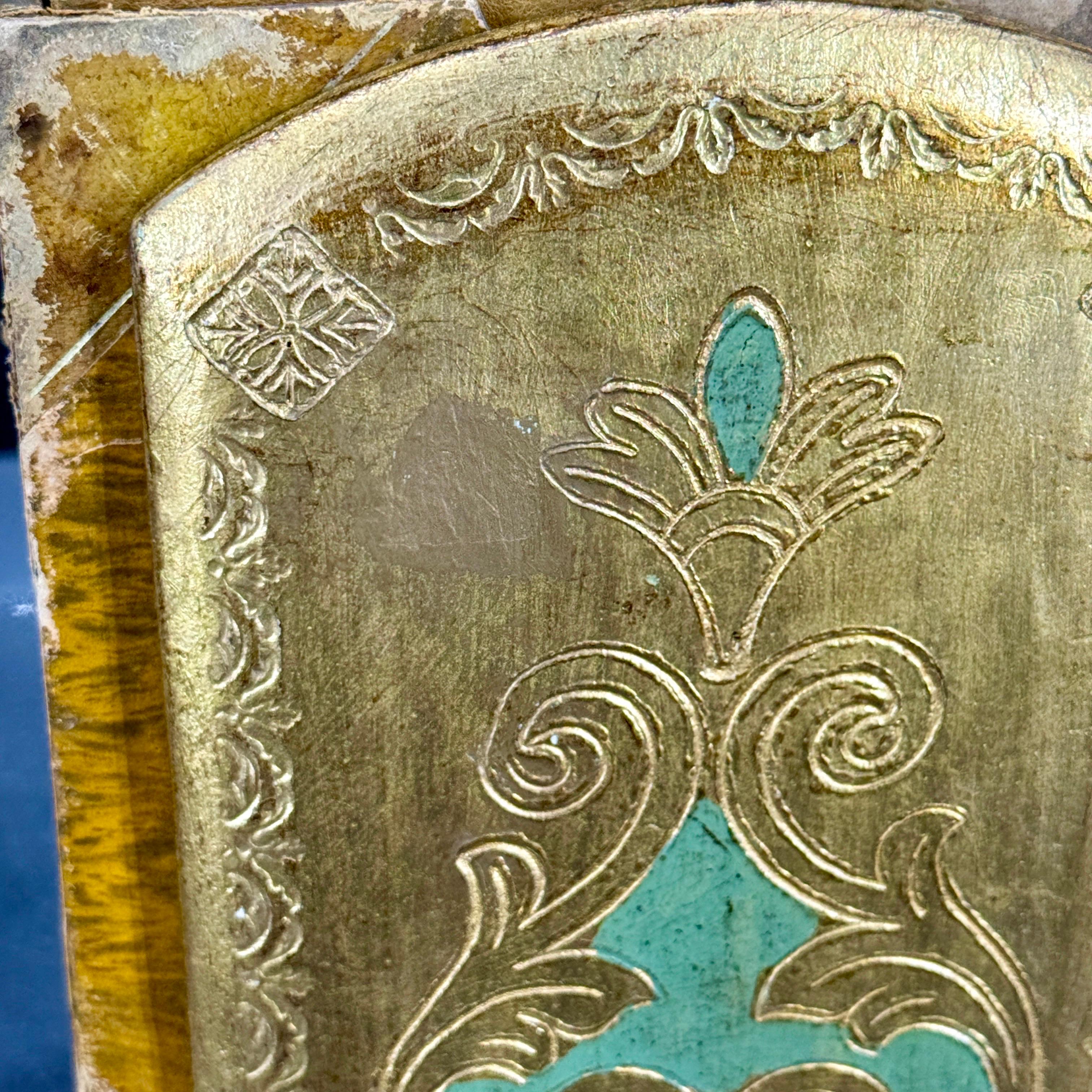 Coppia di reggilibri italiani in legno dorato e Florentine della metà del secolo scorso in vendita 4