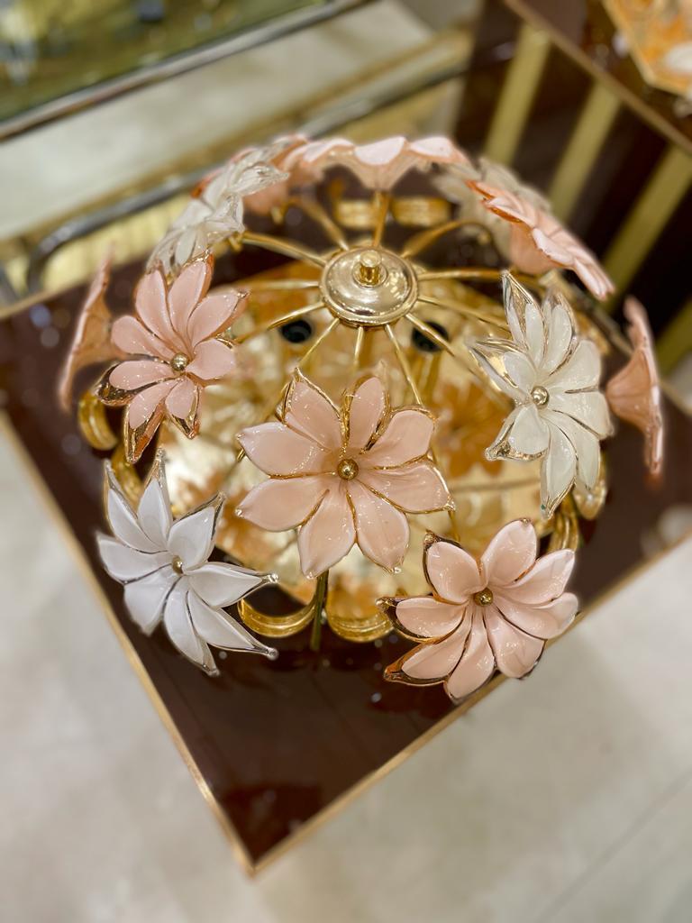Ein glamouröses Paar italienischer Einbauleuchten aus Muranoglas mit vergoldeter Halterung, verziert mit eleganten Blumen aus rosa, weißem und elfenbeinfarbenem Glas. Italien 1960er Jahre.
*Kann einzeln verkauft werden