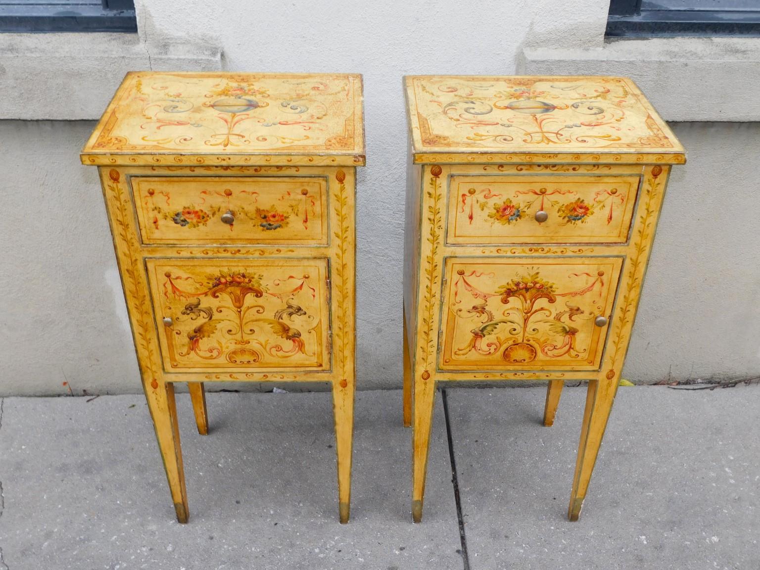 Italian Pair of Venetian Foliage Painted One Drawer Cabinet Commodes Tapered Legs C 1780 For Sale