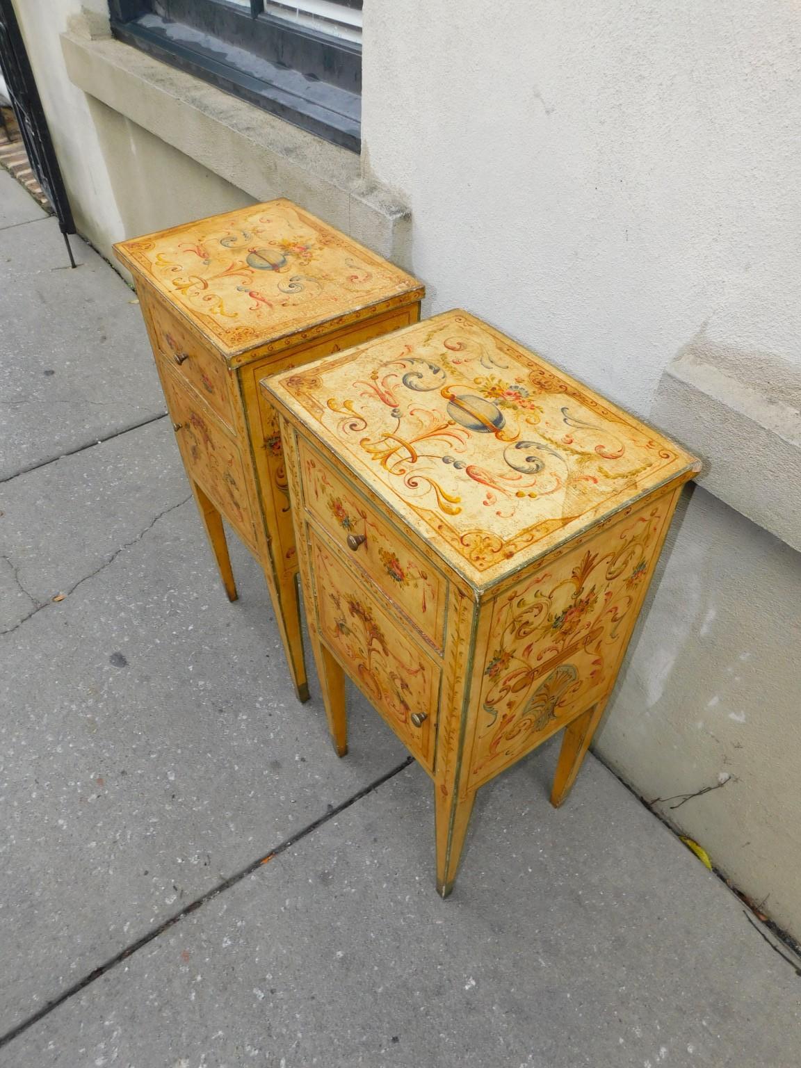 Pair of Venetian Foliage Painted One Drawer Cabinet Commodes Tapered Legs C 1780 In Excellent Condition For Sale In Charleston, SC