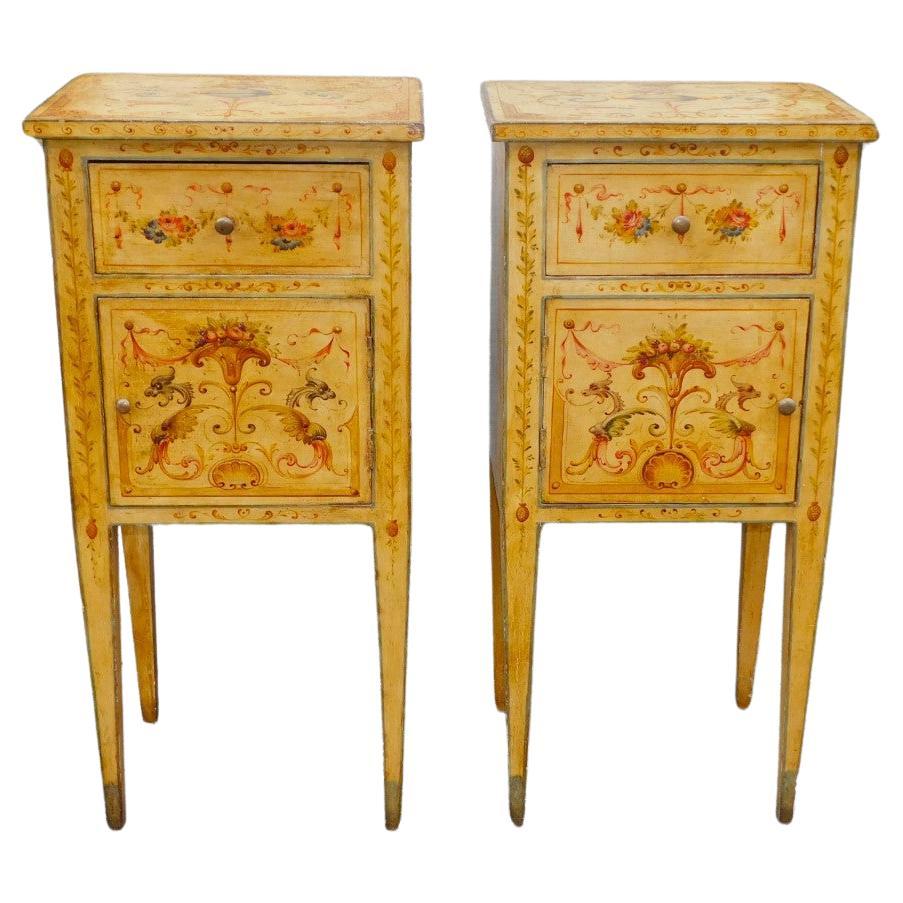 Coppia di armadietti a un cassetto dipinti a fogliame italiano con gambe affusolate 1780