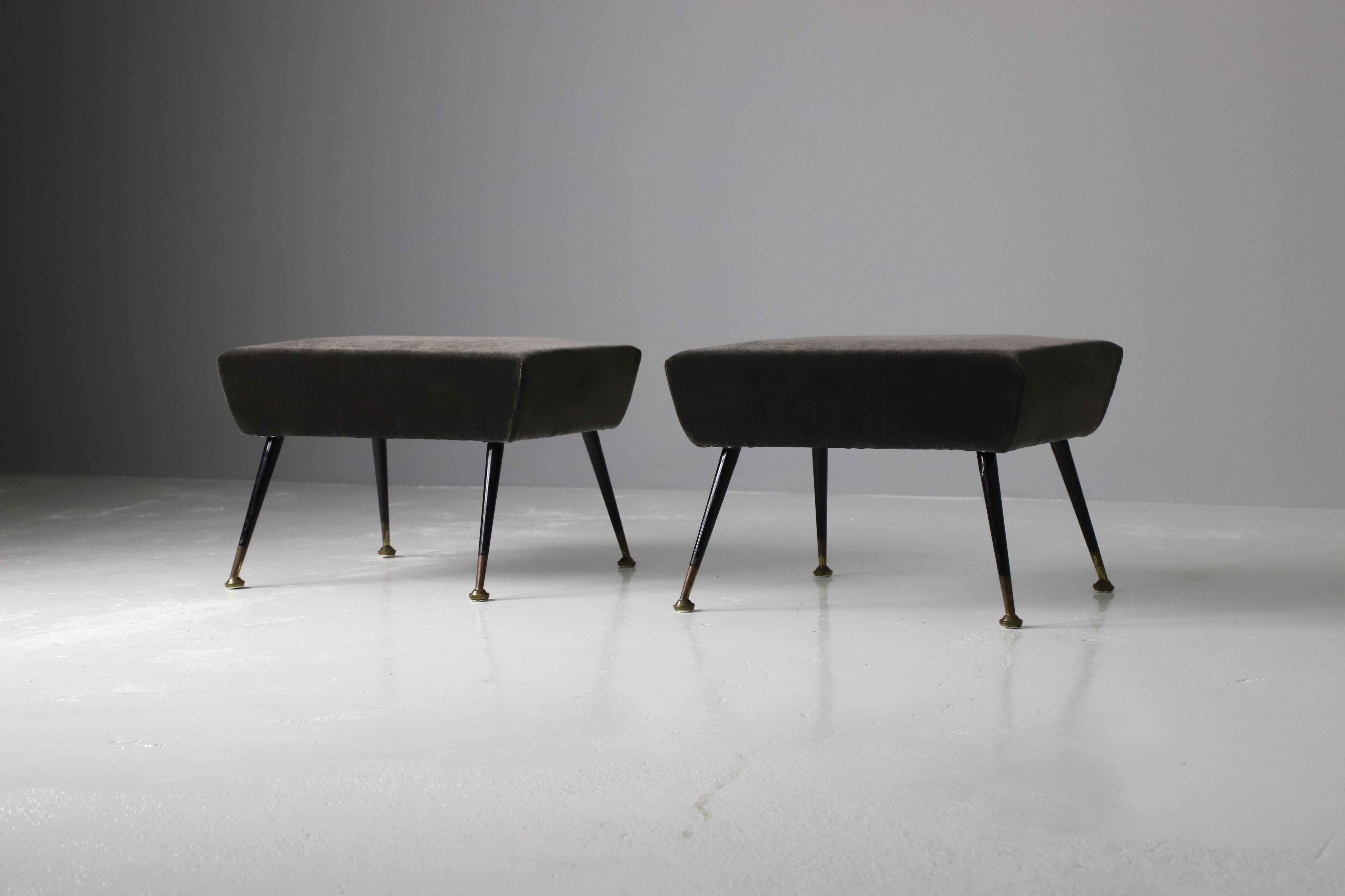 Paire de poufs italiens des années 1950, magnifiquement retapissés dans un tissu de velours ultra-doux d'Antoine d'Albiousse. Dotés d'élégants pieds en métal laqué et de pieds en laiton, ces poufs allient un design intemporel à un confort luxueux.