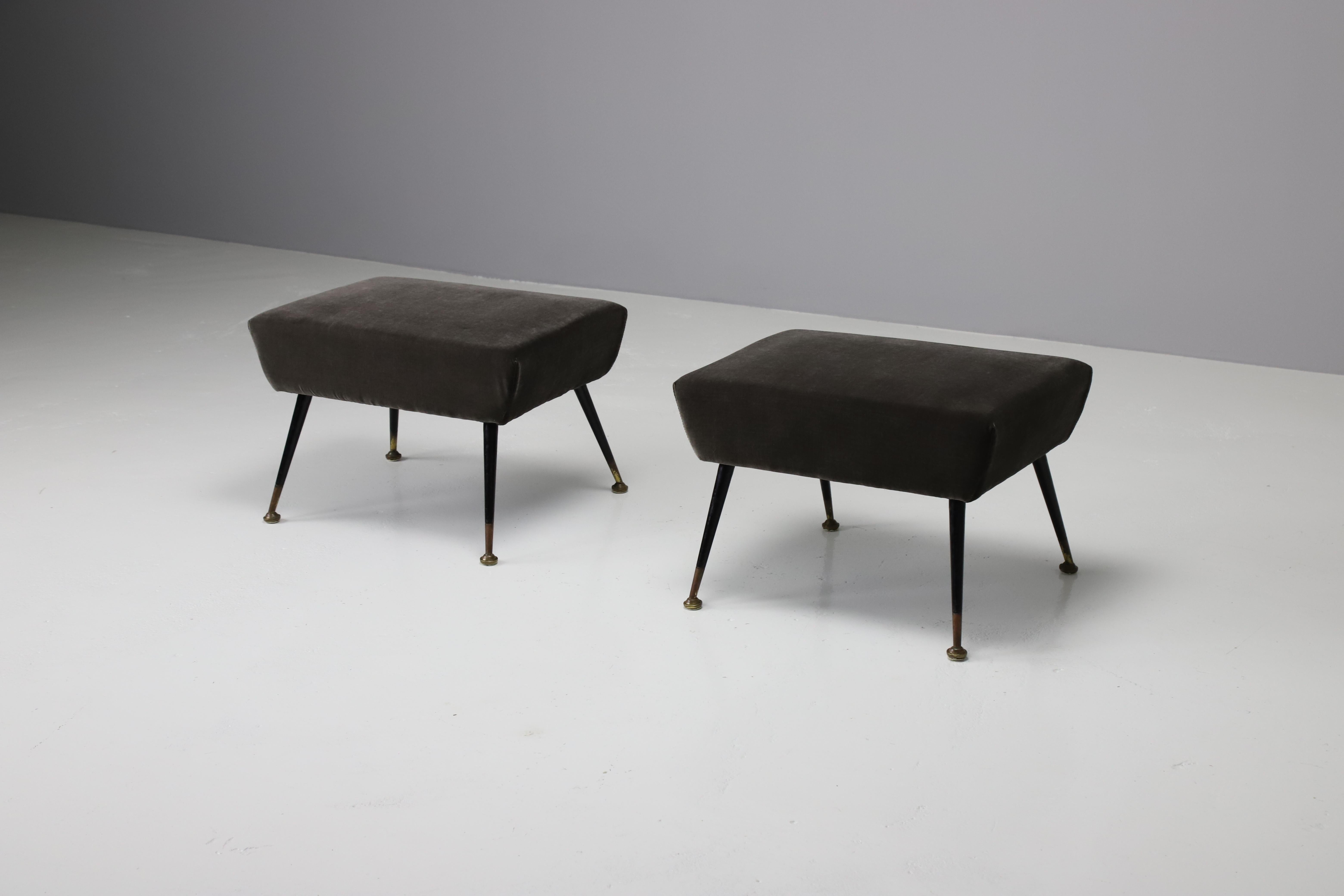 Mid-Century Modern Paire de poufs italiens en velours et laiton, années 1950 en vente