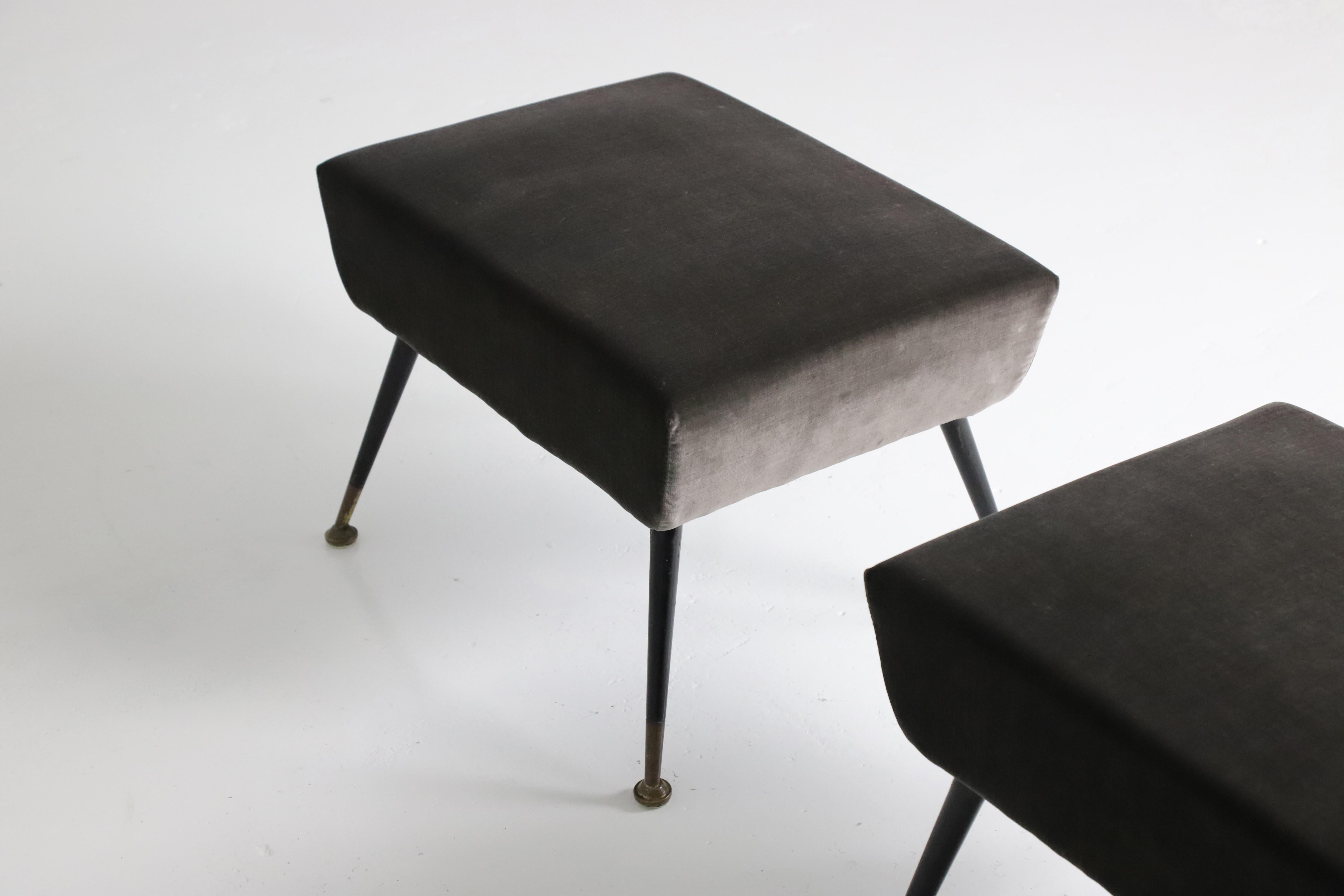 Paire de poufs italiens en velours et laiton, années 1950 Bon état - En vente à Sittard, LI