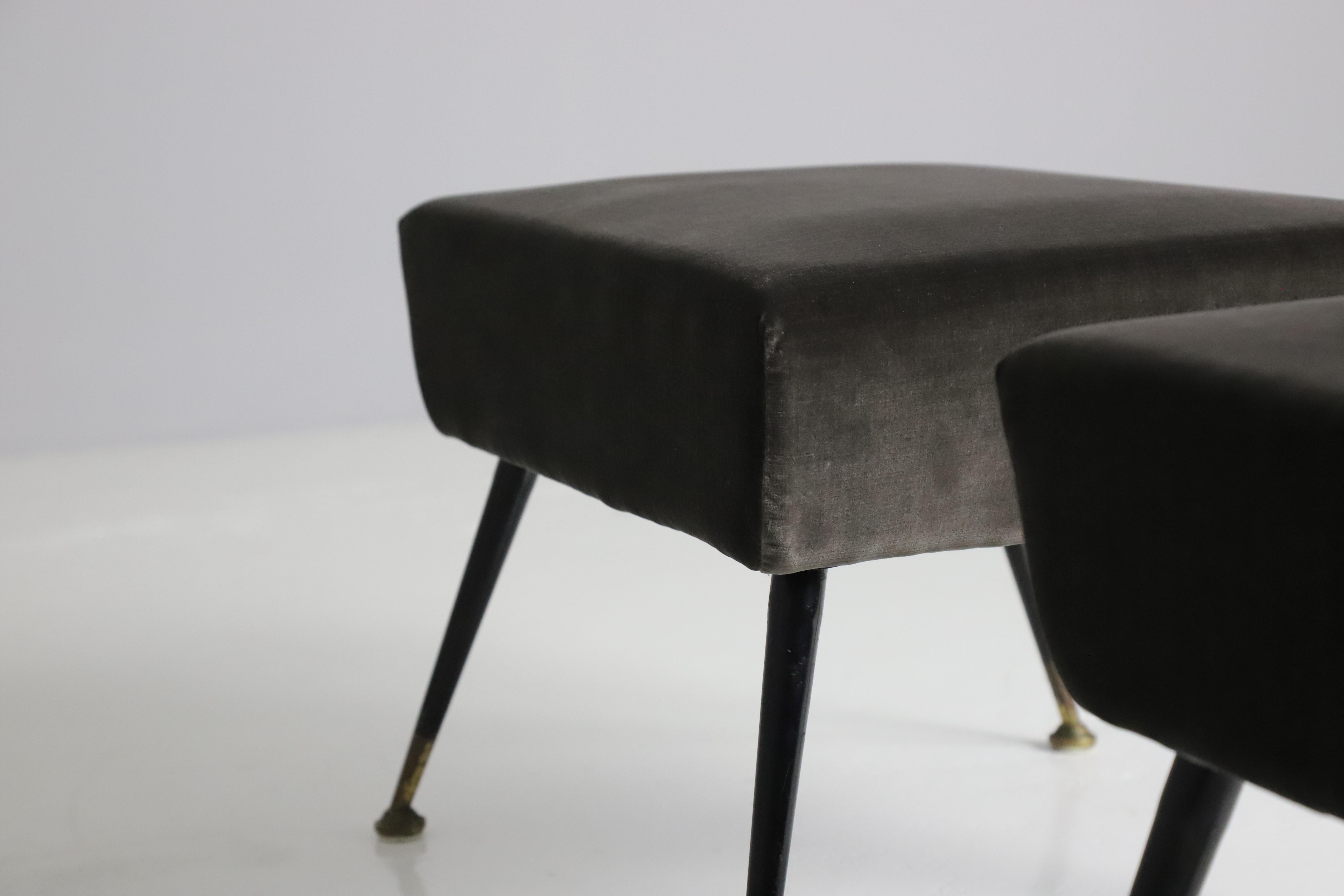 Milieu du XXe siècle Paire de poufs italiens en velours et laiton, années 1950 en vente