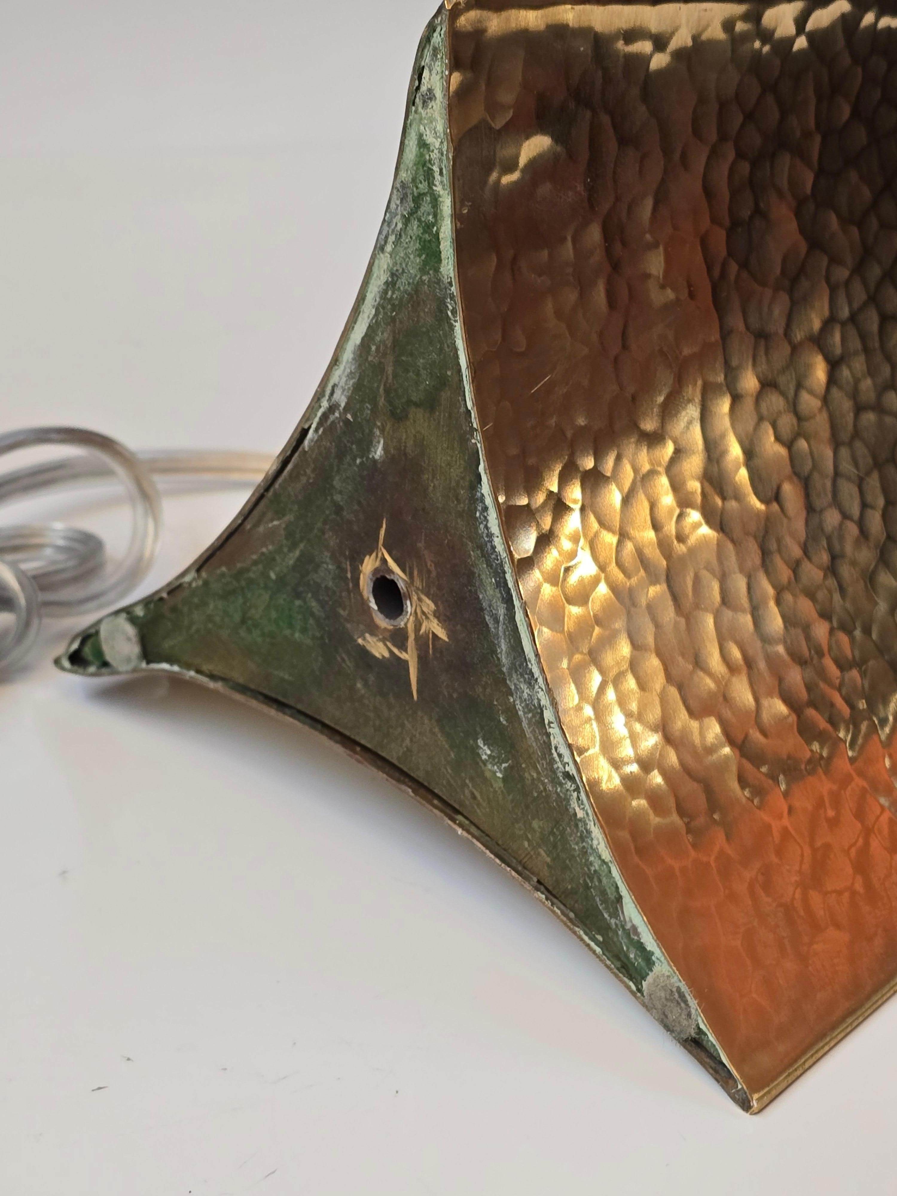Paire de lampes italiennes en bronze forgé en vente 3