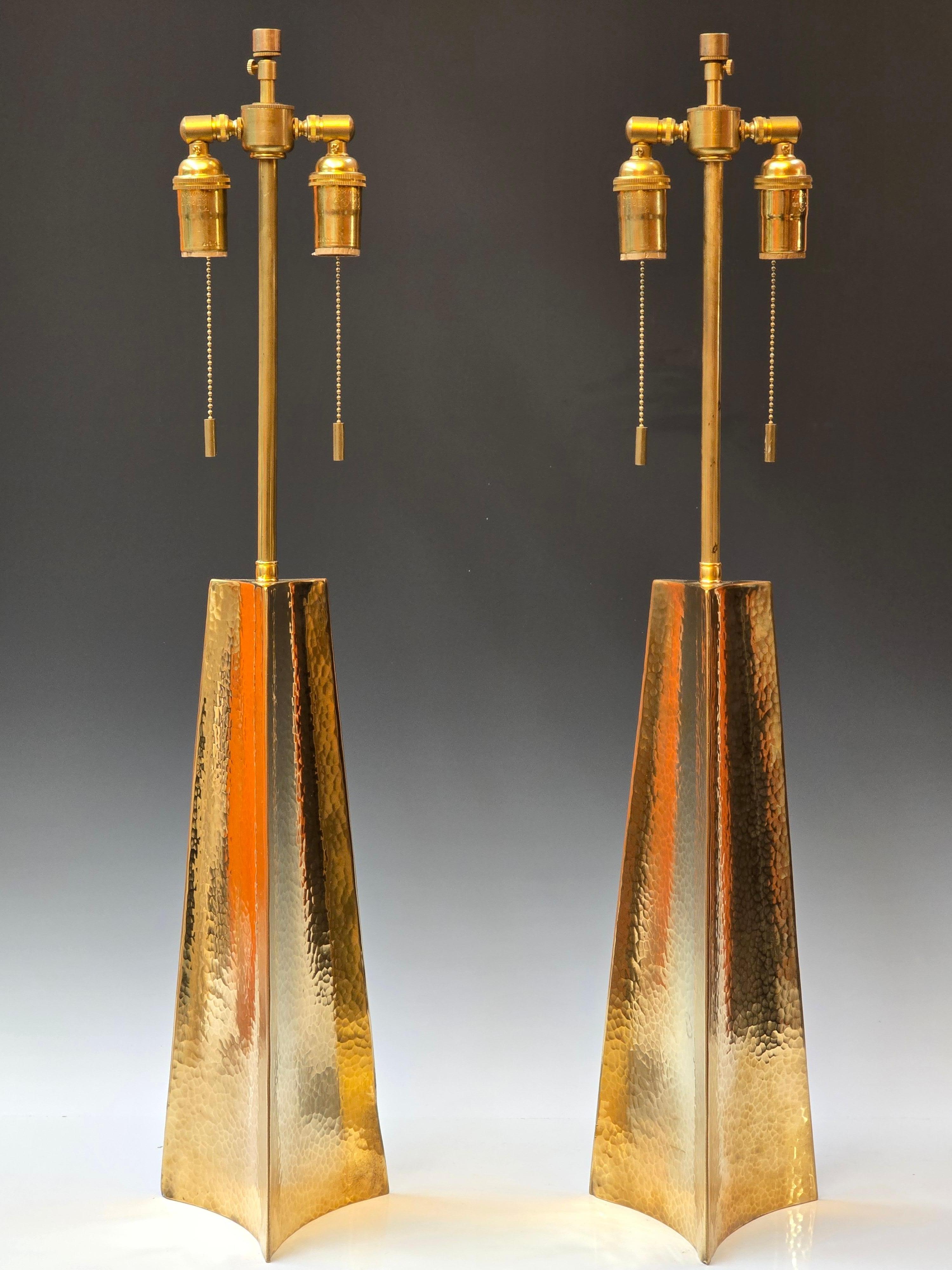 Paire de lampes en bronze italiennes des années 1950, forgées à la main.   Chaque lampe est méticuleusement martelée et sa construction est sans soudure.   De belles lampes qui rappellent Gio Ponti ou Maurizio Tempestini.  Si aucun de ces designers