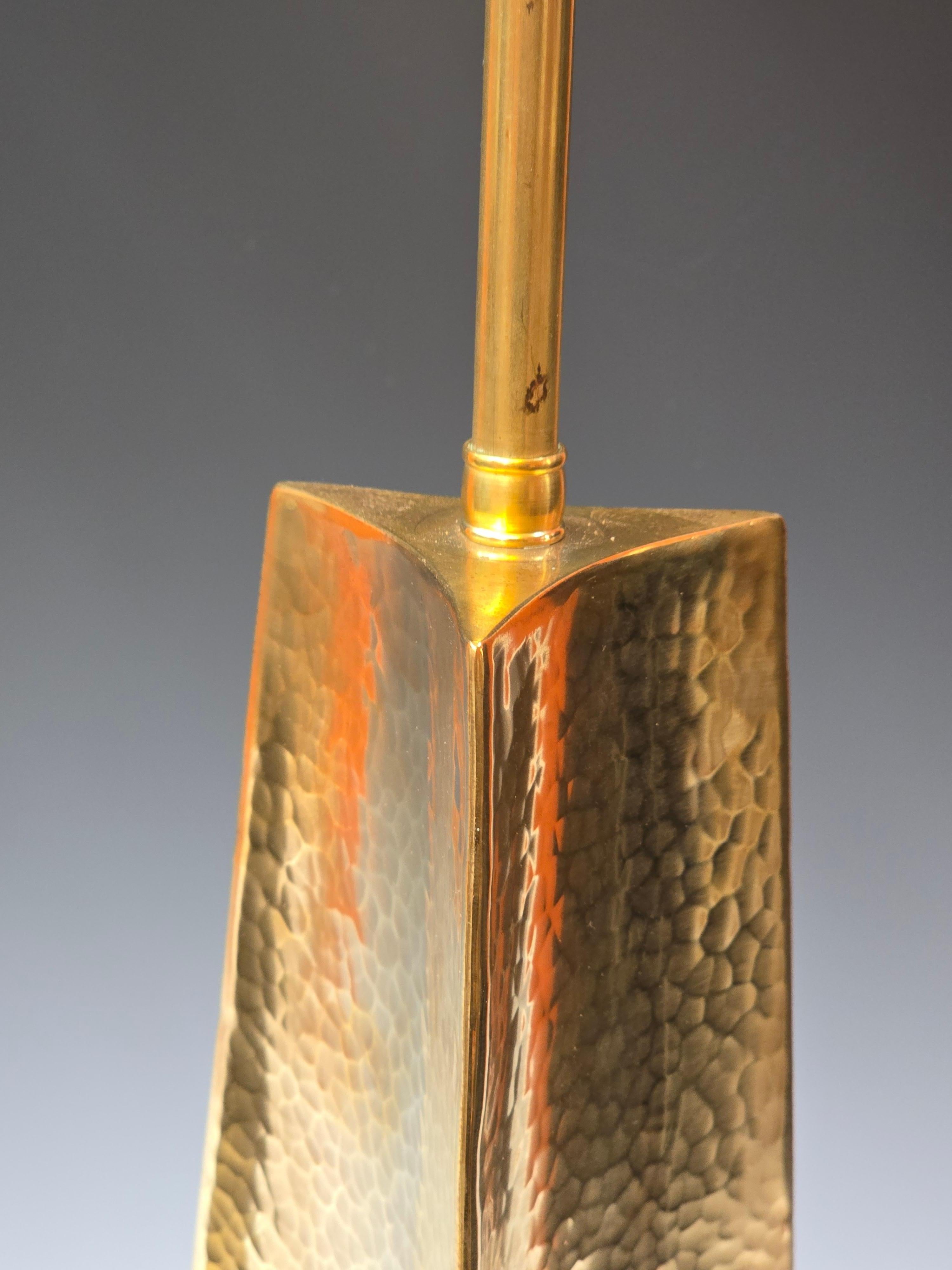 Moderne Paire de lampes italiennes en bronze forgé en vente