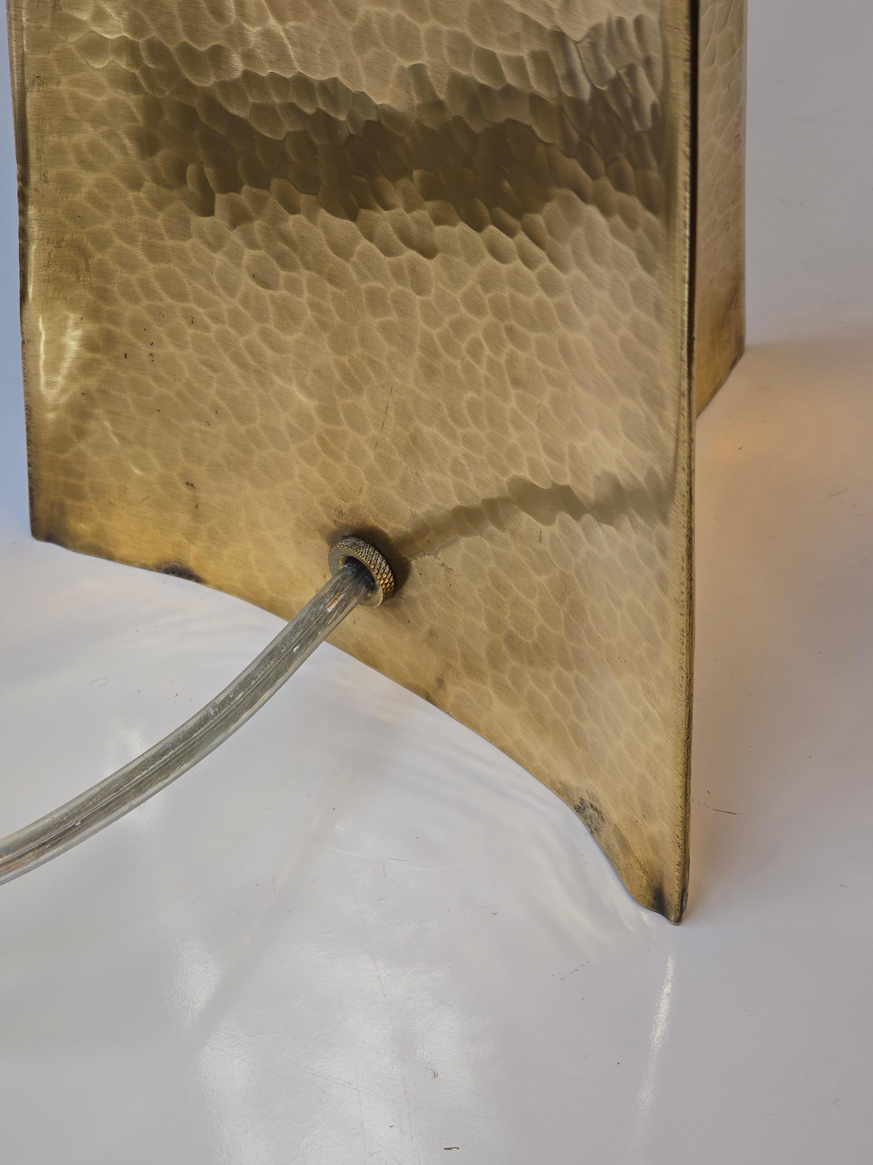 Bronze Paire de lampes italiennes en bronze forgé en vente