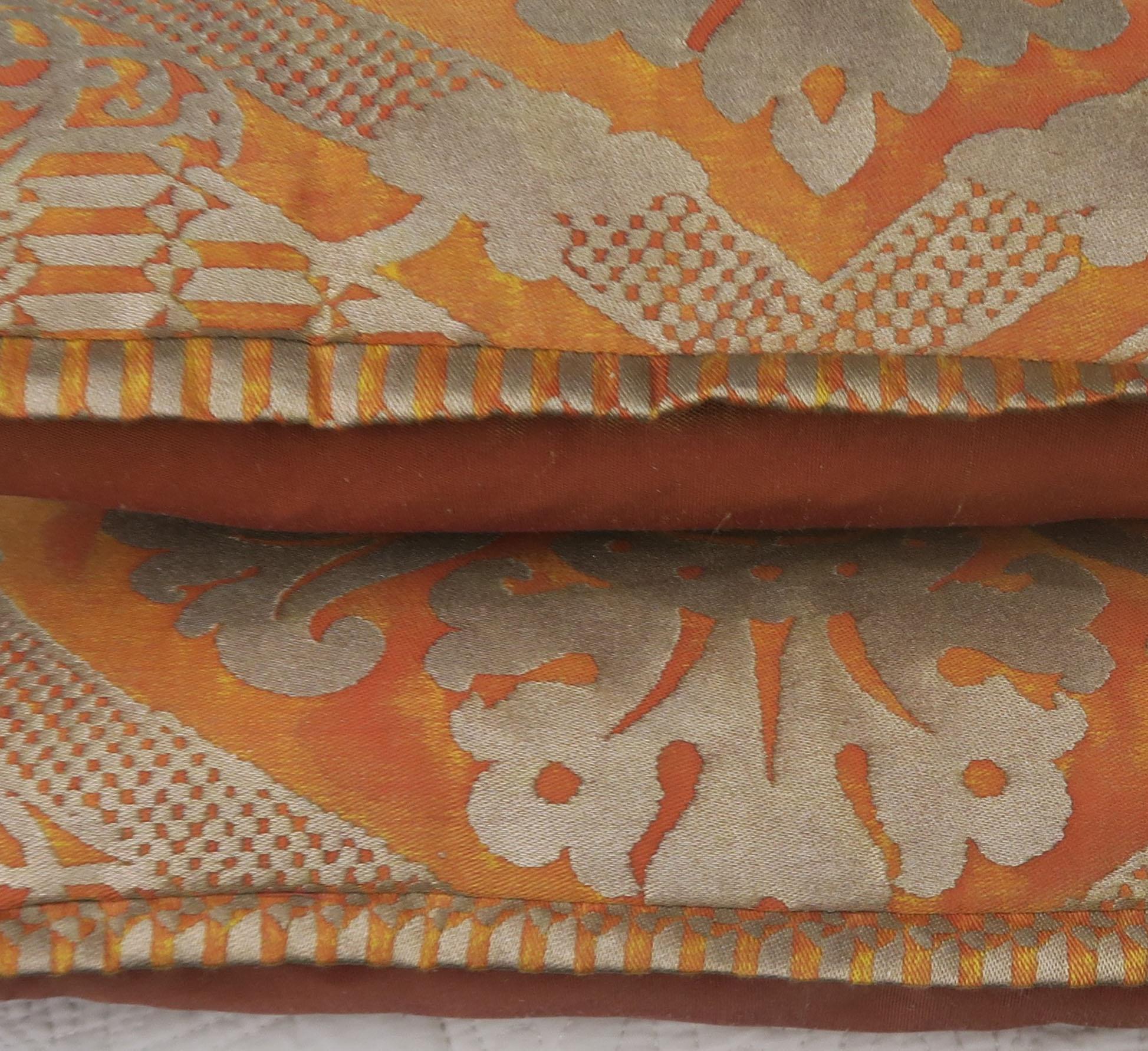 Pair of Italian Fortuny Accent Pillows In Excellent Condition In Los Angeles, CA