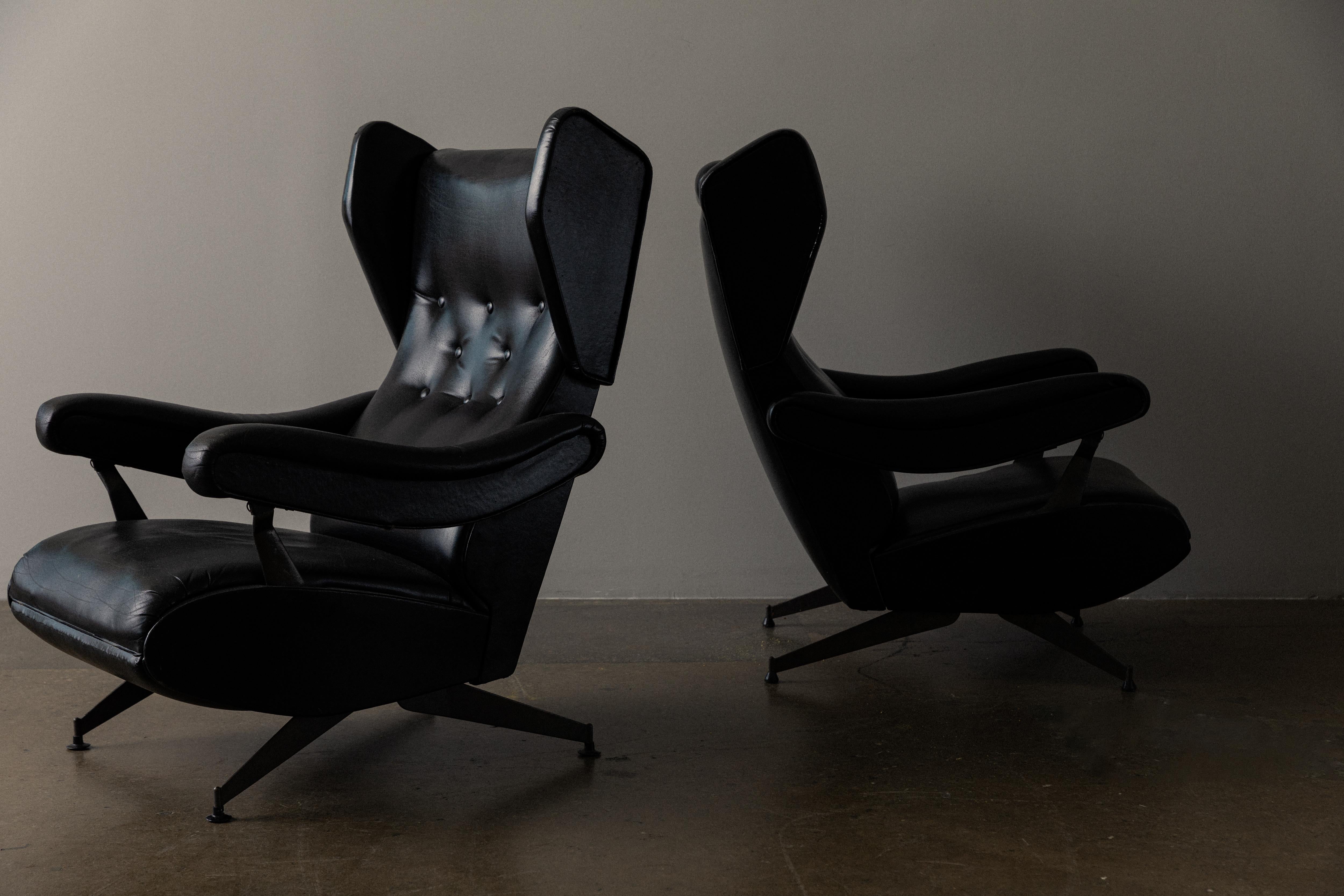 Pair of Italian Nello Pini Reclining Black Leather Armchairs For Sale 4