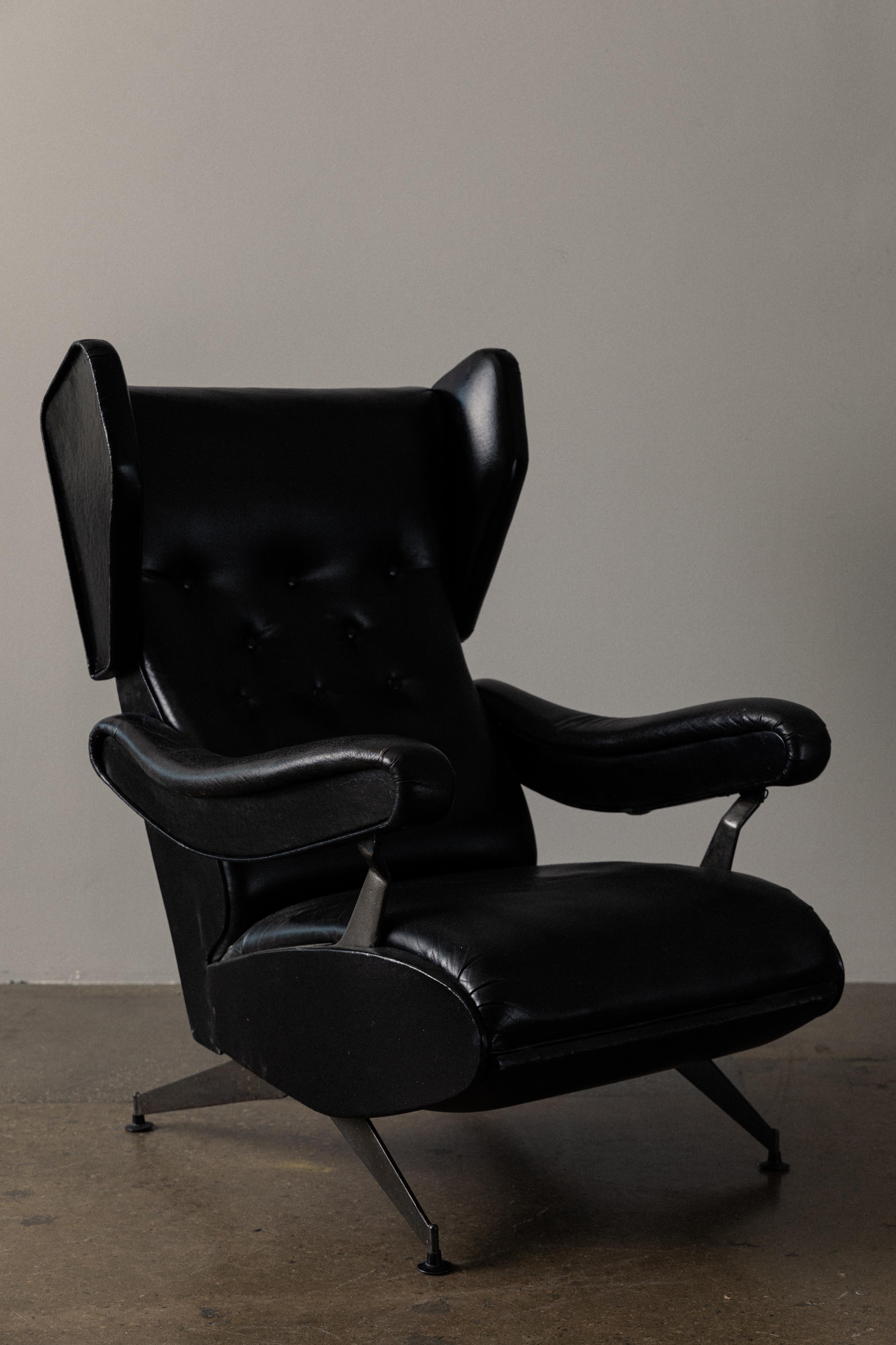 Mid-Century Modern Pair of Italian Nello Pini Reclining Black Leather Armchairs For Sale