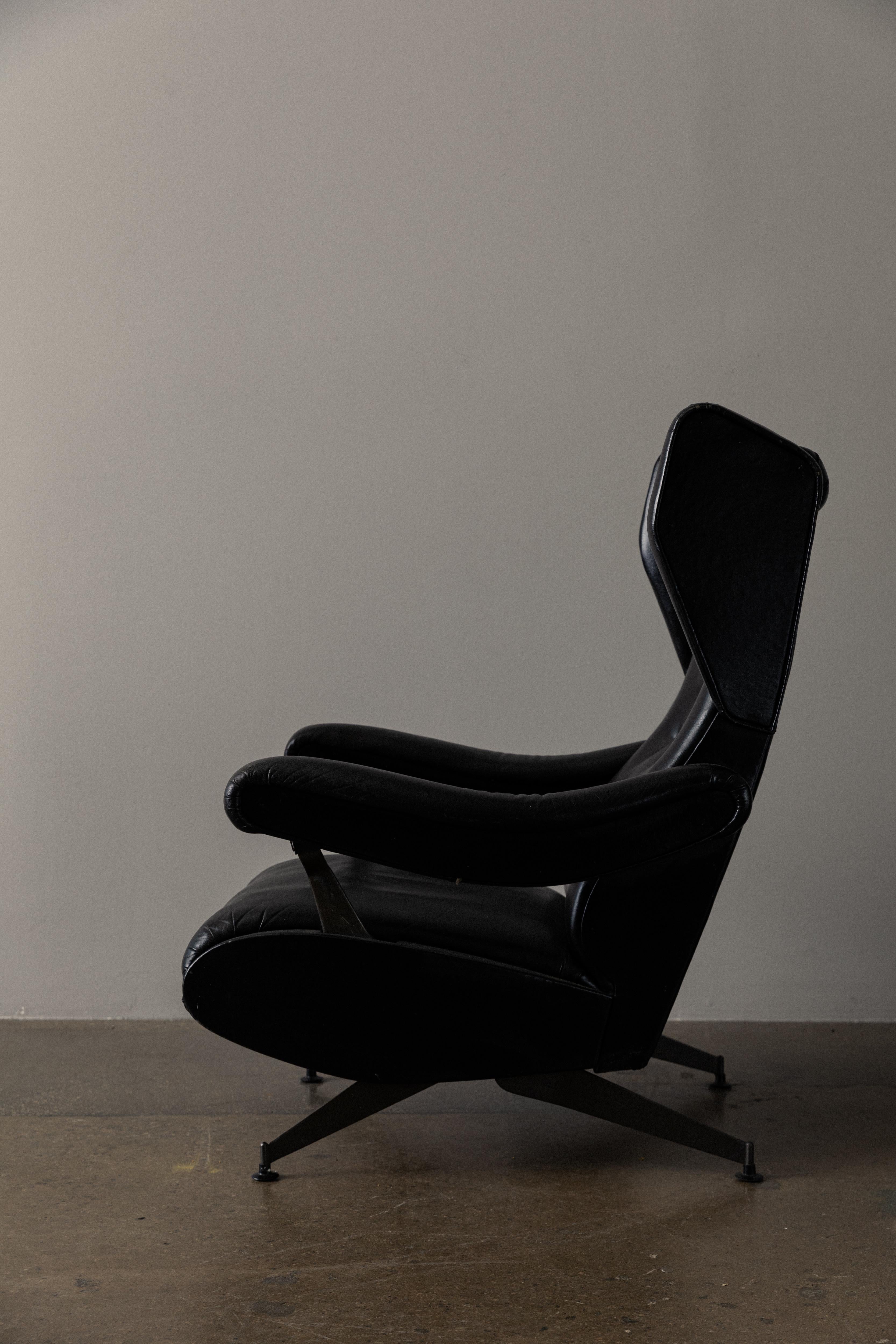 20th Century Pair of Italian Nello Pini Reclining Black Leather Armchairs For Sale