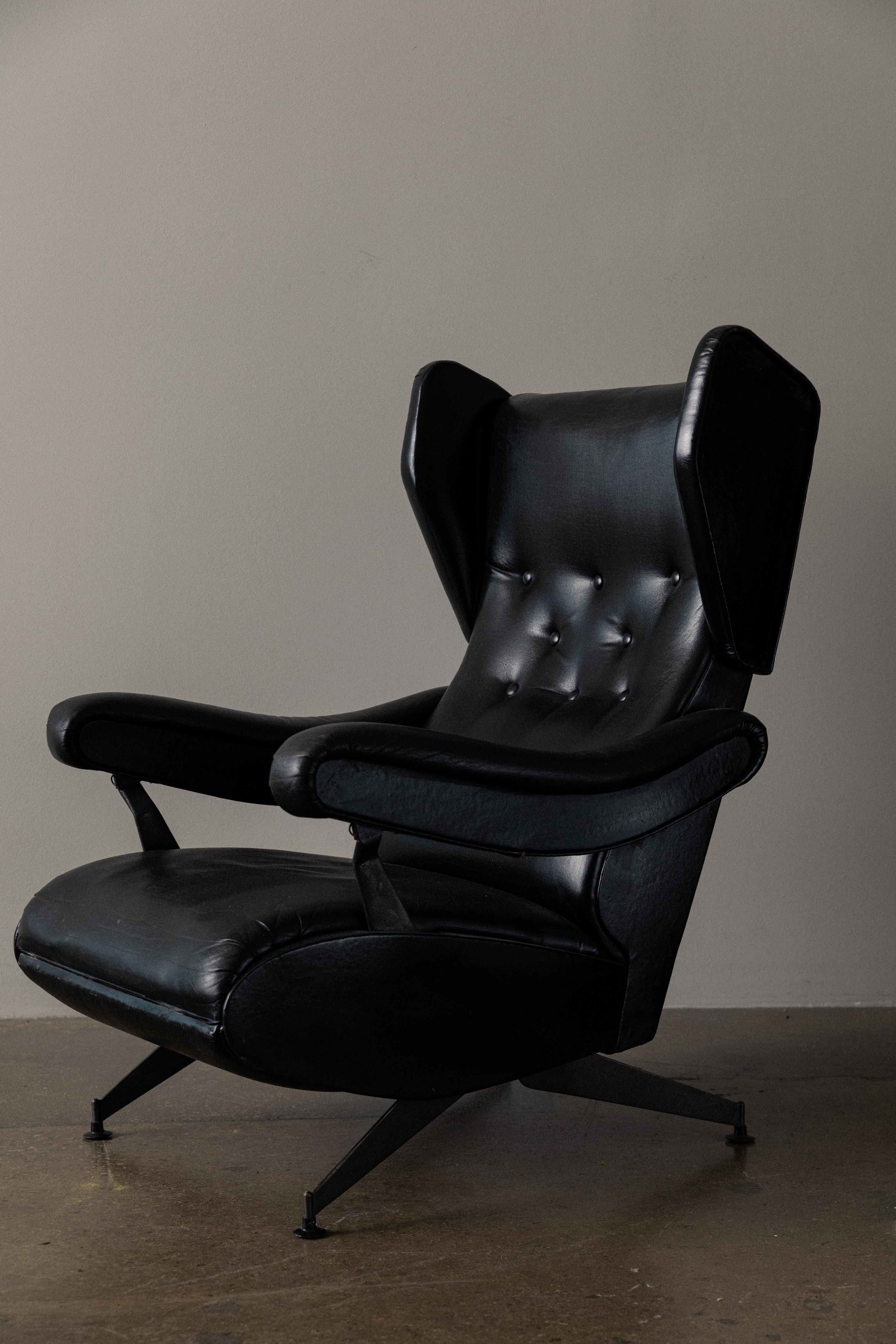 Metal Pair of Italian Nello Pini Reclining Black Leather Armchairs For Sale