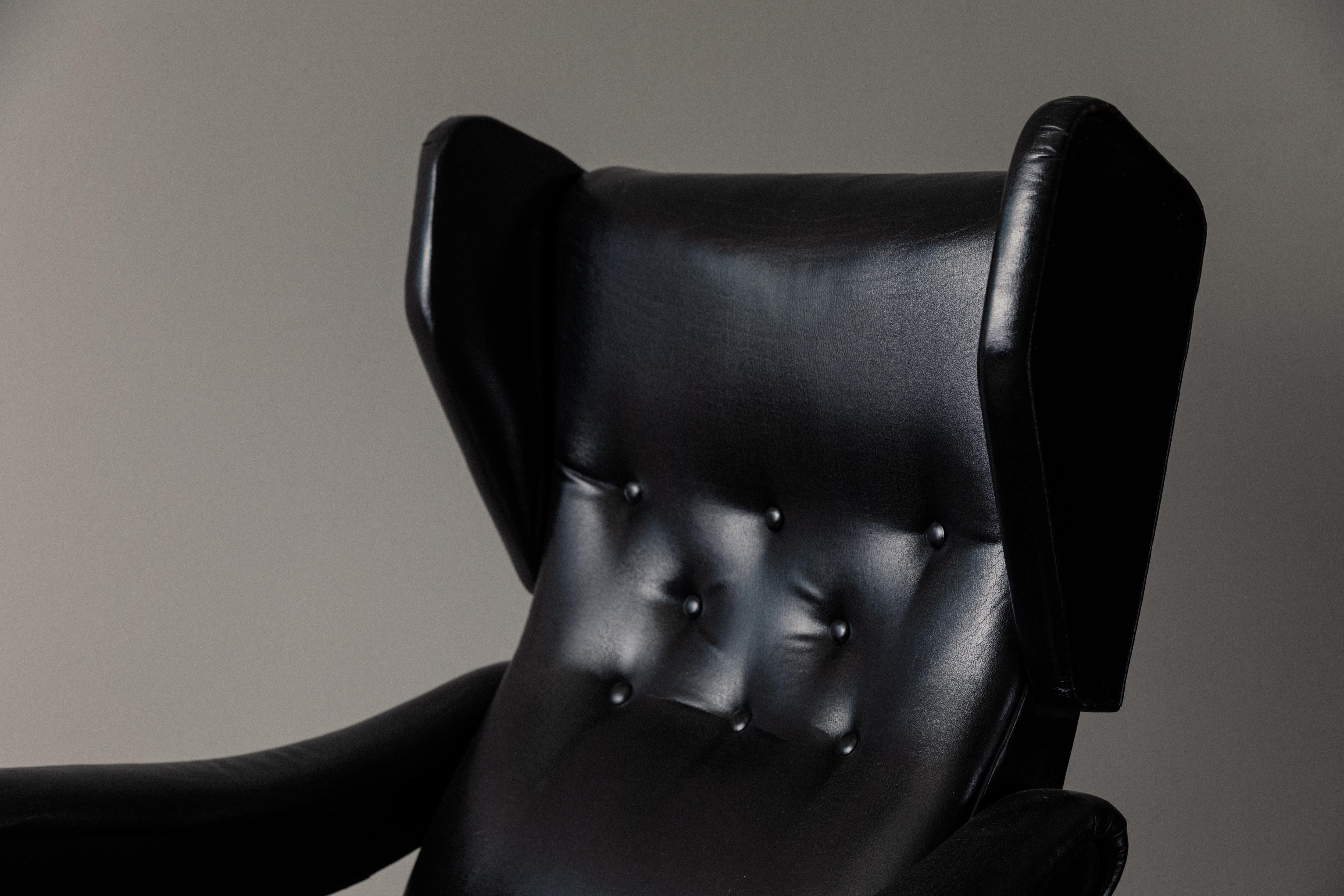 Pair of Italian Nello Pini Reclining Black Leather Armchairs For Sale 1