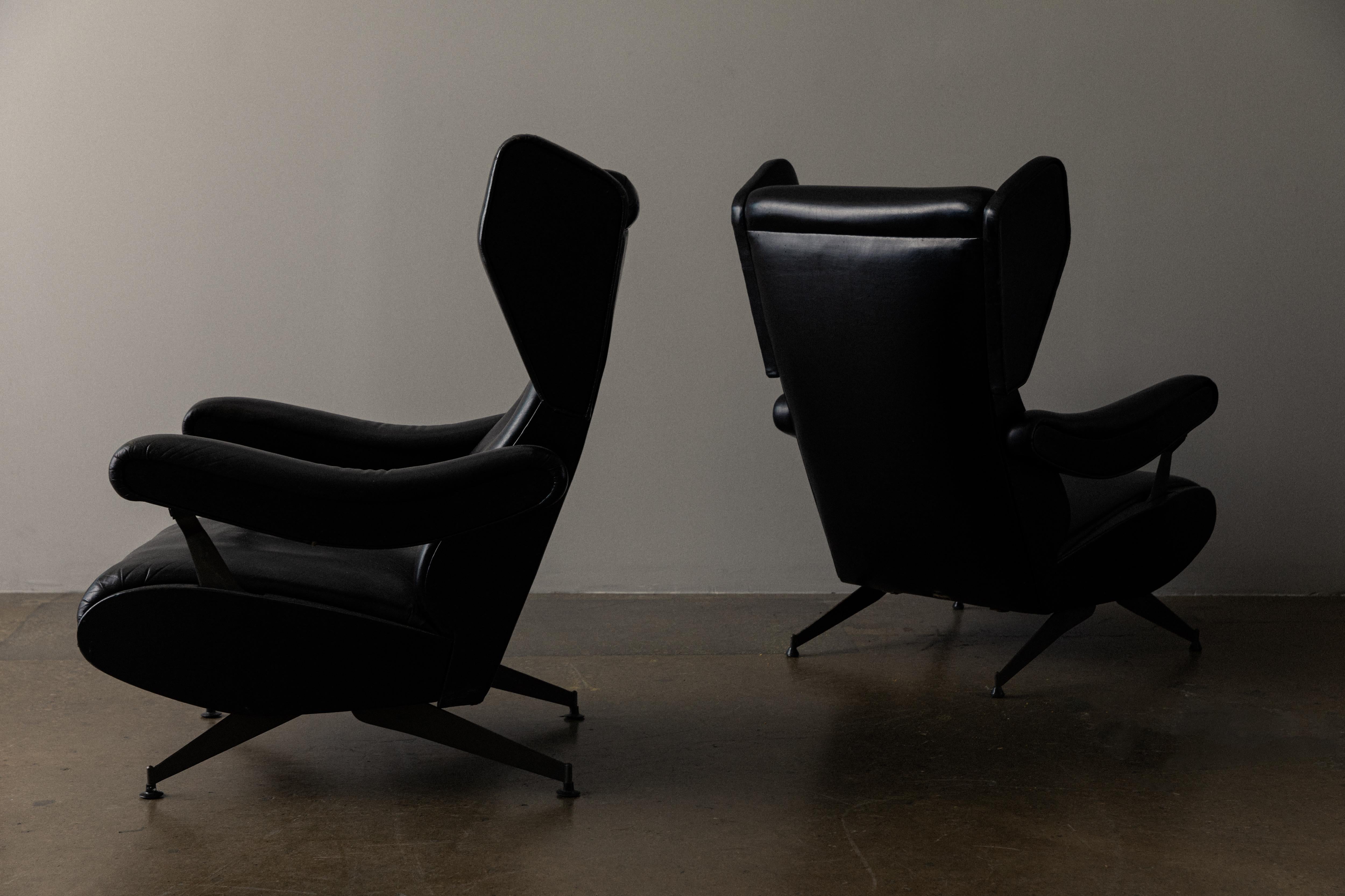 Pair of Italian Nello Pini Reclining Black Leather Armchairs For Sale 2