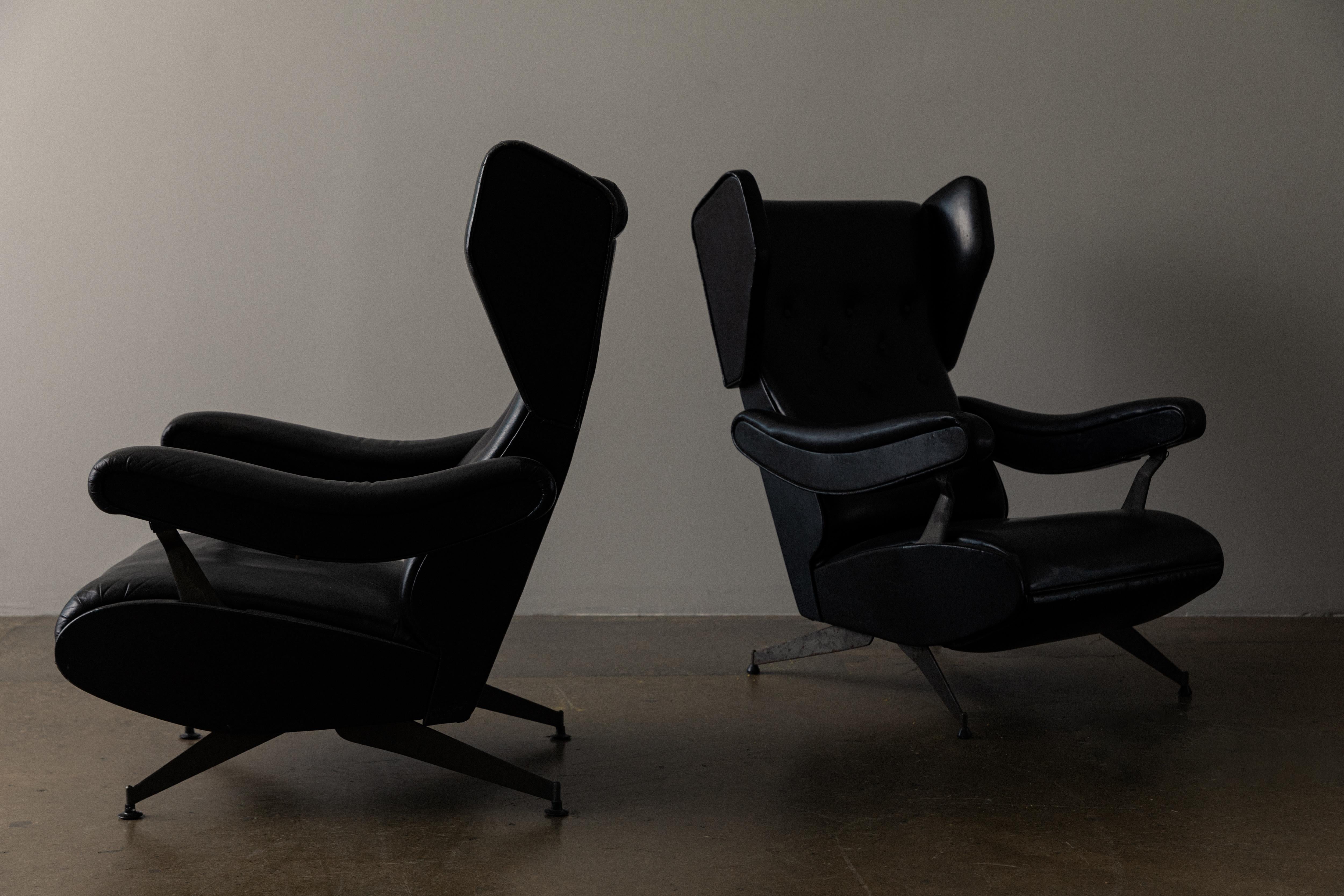 Pair of Italian Nello Pini Reclining Black Leather Armchairs For Sale 3