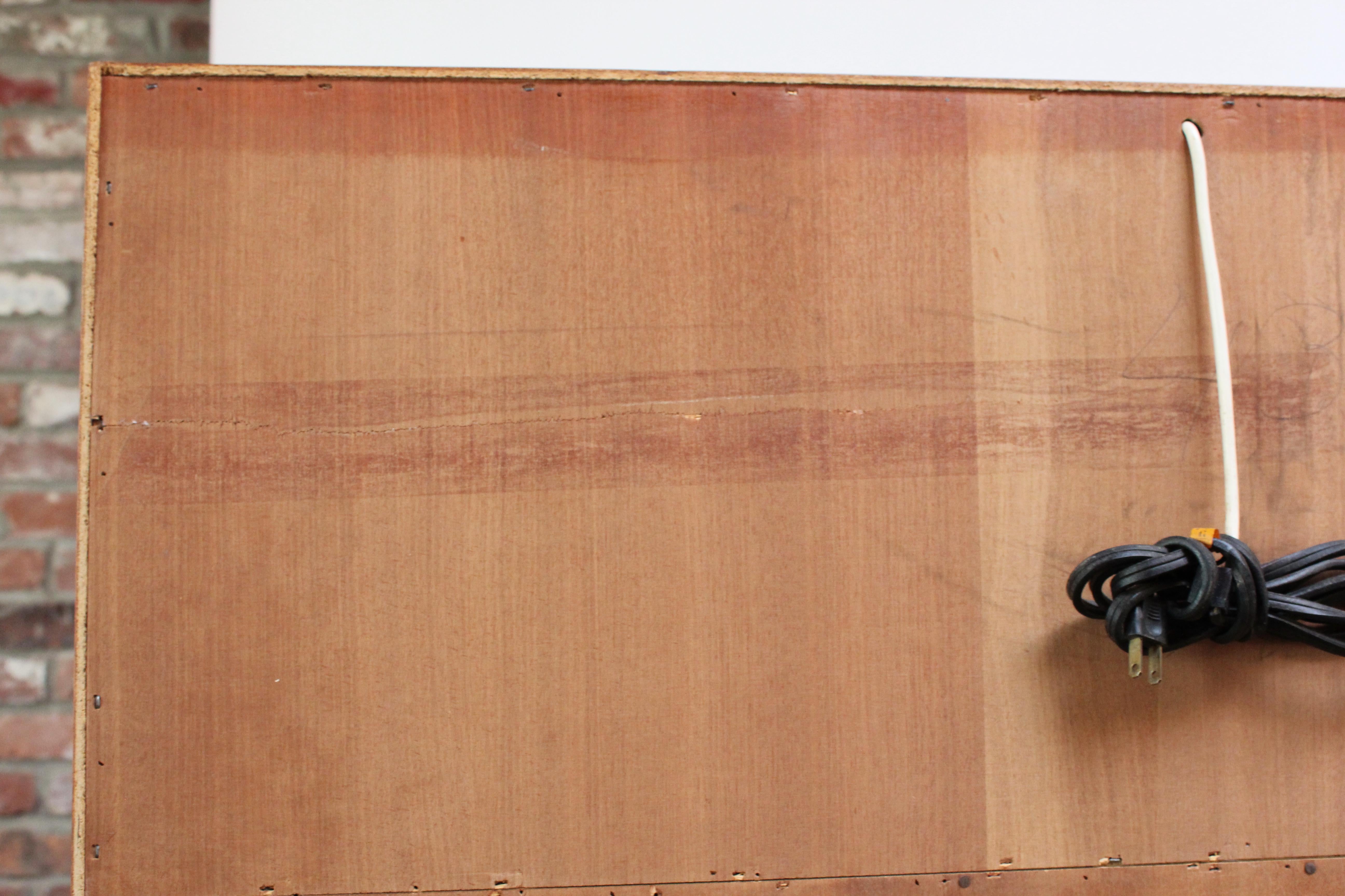 Paar italienische freistehende Wandschränke aus Nussbaumholz auf ebonisierten Sockeln im Angebot 13
