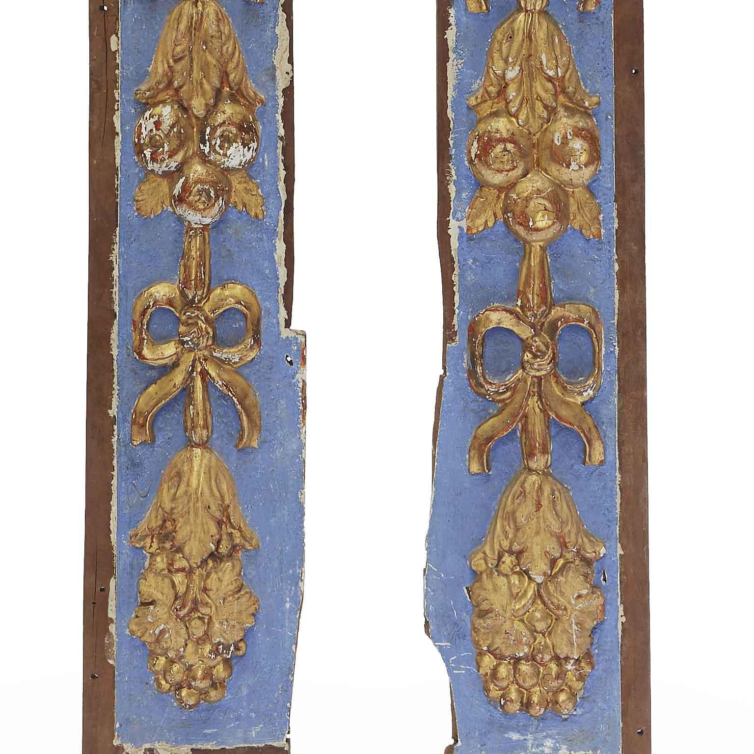 Par de paneles decorativos de pared italianos del siglo XVIII, un par de frisos verticales lacados en azul de finales del siglo XVIII, con una impresionante decoración de candelabros en relieve dorados tallados a mano, de gusto Rinascimental. De