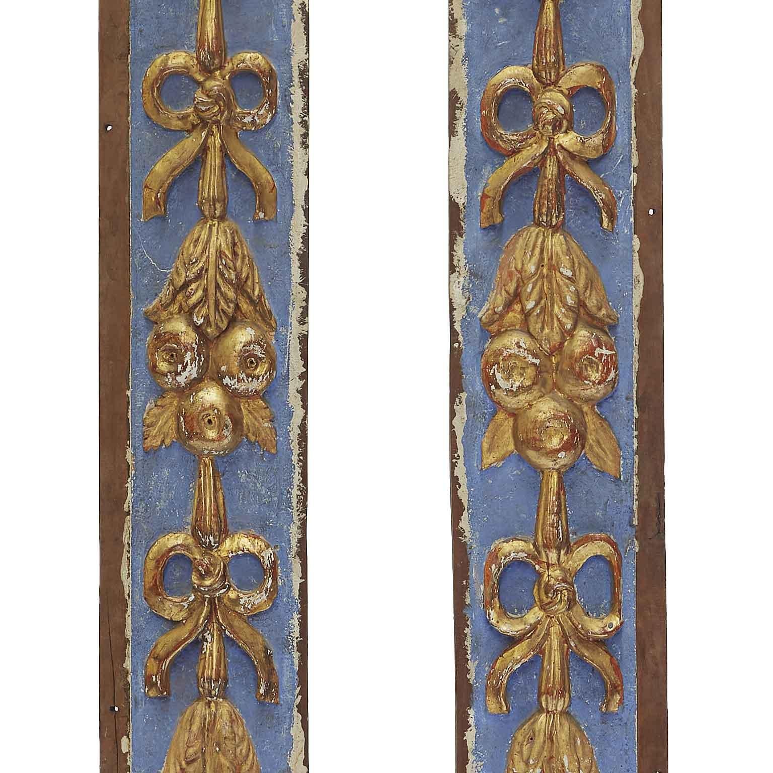 Renaissance Paire de panneaux décoratifs muraux italiens en frise de bois doré peint en bleu du 18ème siècle en vente