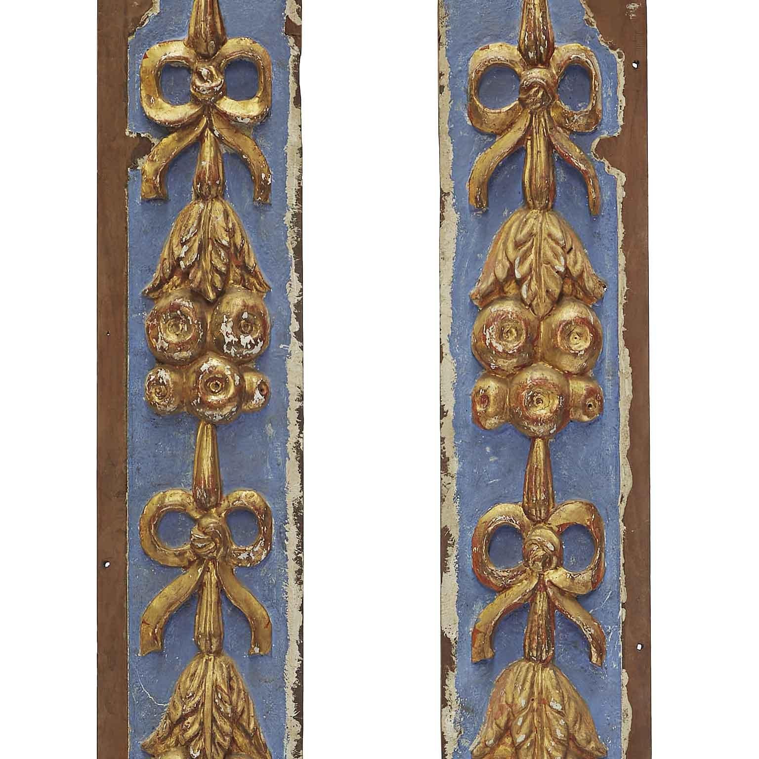 Italian Paire de panneaux décoratifs muraux italiens en frise de bois doré peint en bleu du 18ème siècle en vente