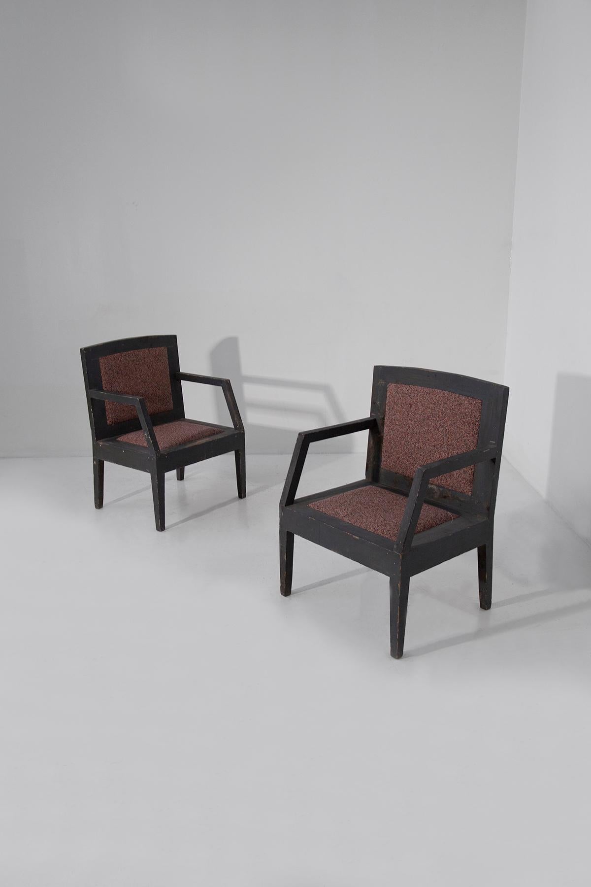Entrez dans un portail d'innovation artistique et de Revere historique avec cette remarquable paire de fauteuils futuristes italiens, datant de la période dynamique des années 1910-1915. Ces chaises ne sont pas de simples meubles ; elles sont