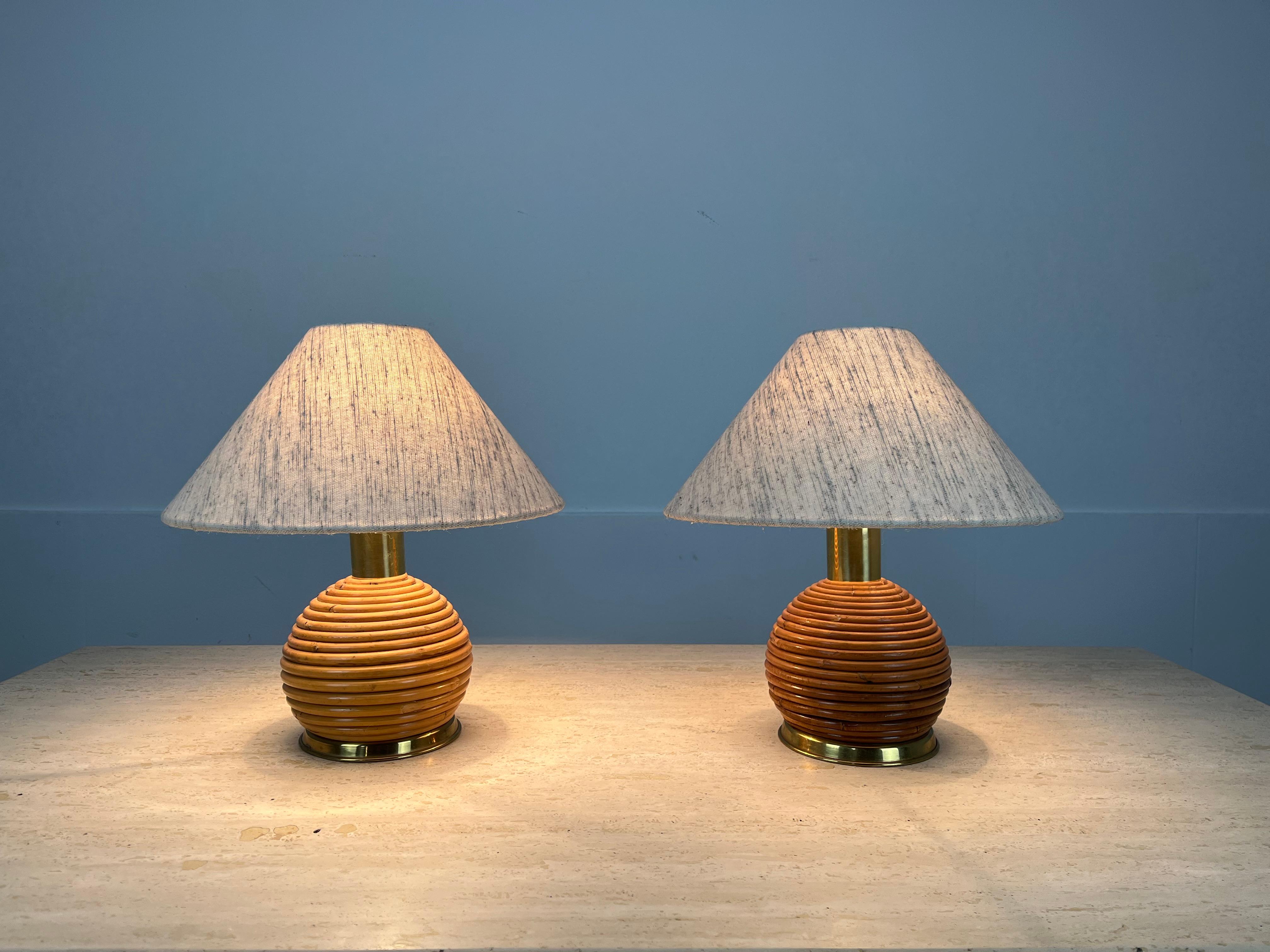 Beautiful pair of Italian rattan and golden metal lamps in the style of Gabriella Crespi, around 1960's. Good condition, a very nice piece of organic furniture. 

Measurements including lampshades : height 37,5 cm / diameter 32 ,5 cm
Measurements of