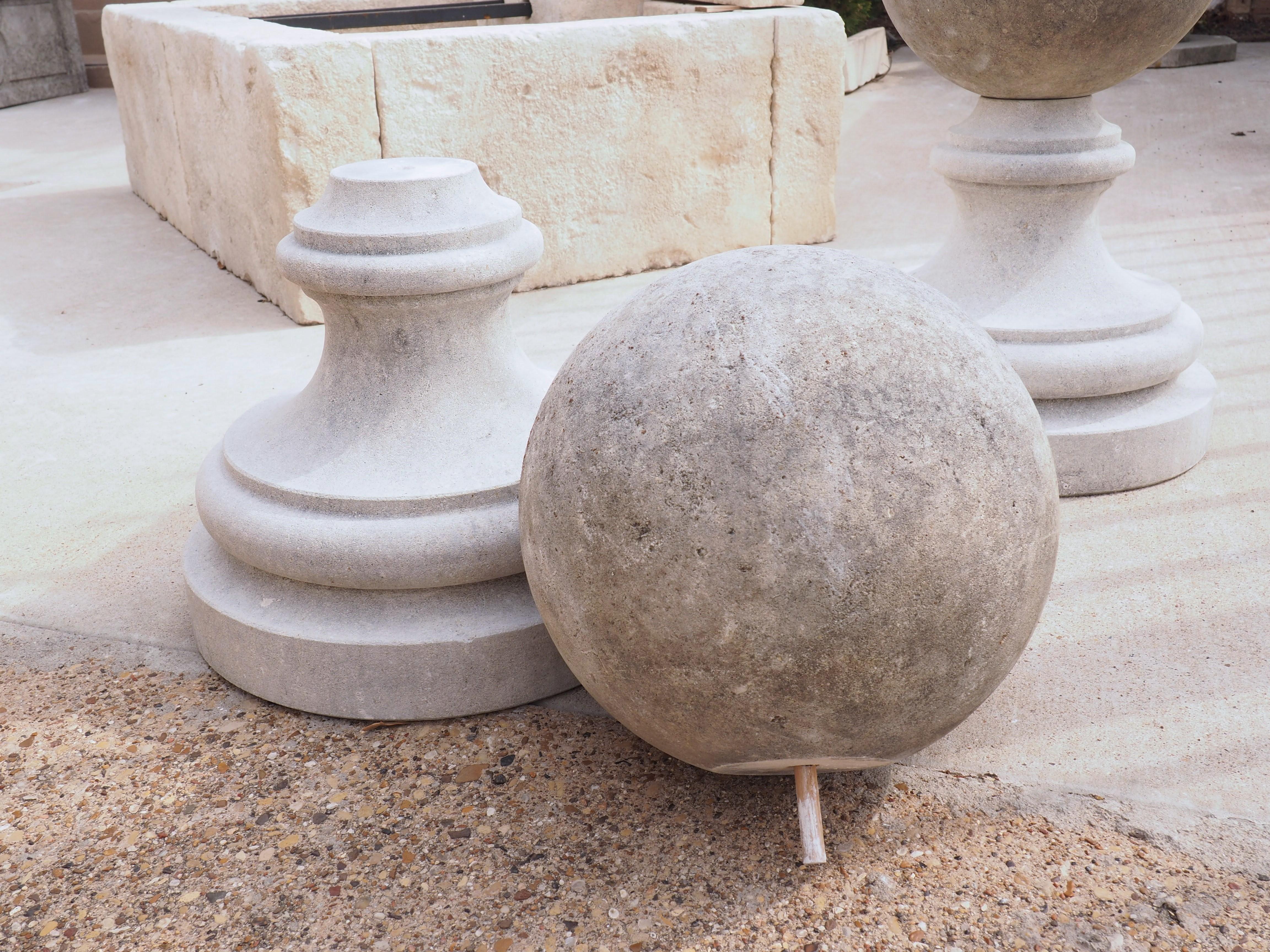 Pair of Italian Garden Ball Finials in Carved Limestone In Good Condition In Dallas, TX