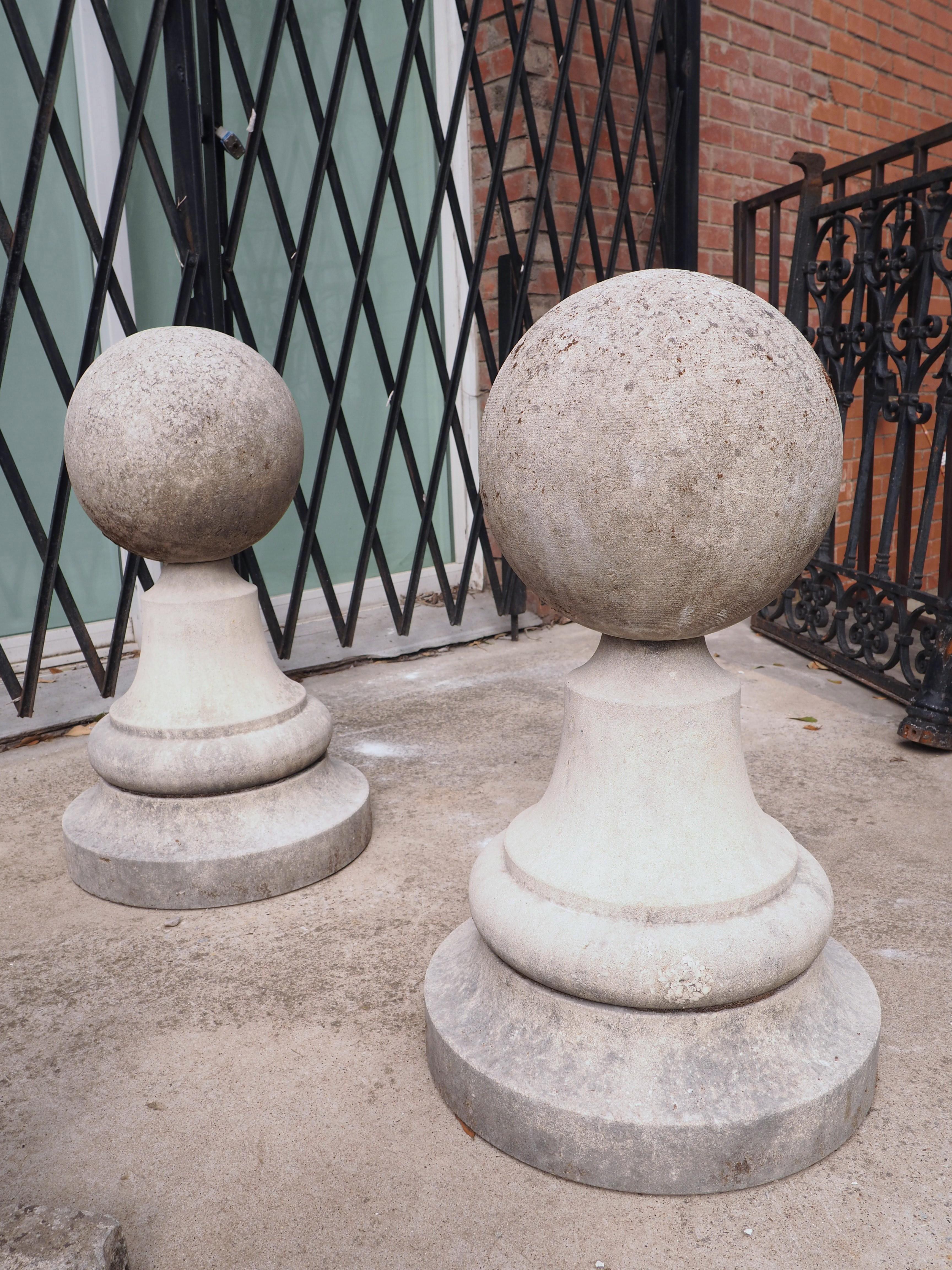 Pair of Italian Garden Ball Finials in Carved Limestone In Good Condition In Dallas, TX