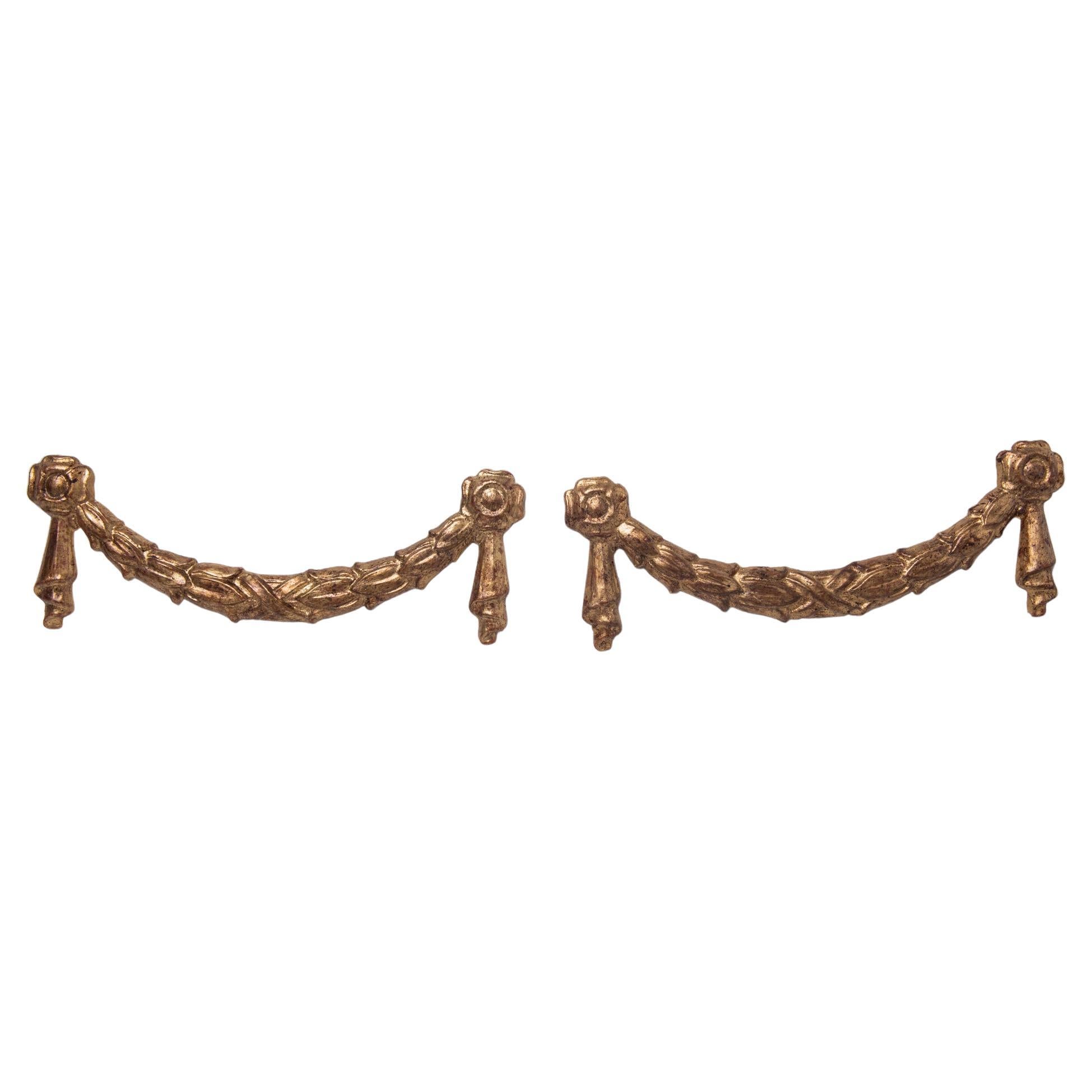 O/2799 -Pair of Italian garland friezes in gilded wood. They can be hung under two wall sconces, for decoration; also for mirror or other Your idea. They are not antique, but are so elegant!.