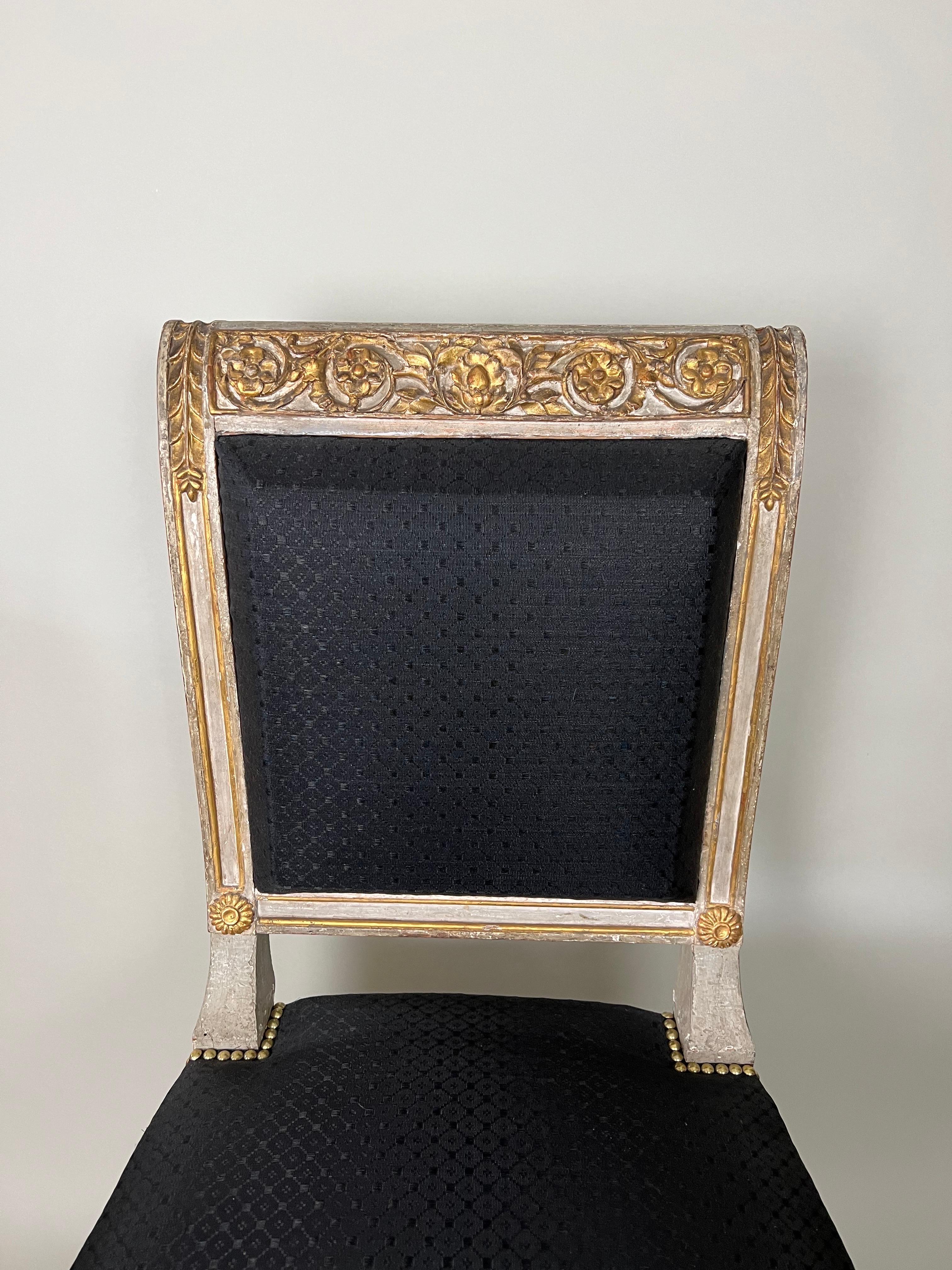 Die beiden Beistellstühle stammen aus dem Palazzo Tursi in Genua. Residence von König Vittorio Emanuele und Königin Maria Teresa. Wahrscheinlich von Carlo Randoni (1755-1831) entworfen. Sie sind mit schwarzem Rosshaar gepolstert. Es handelt sich um