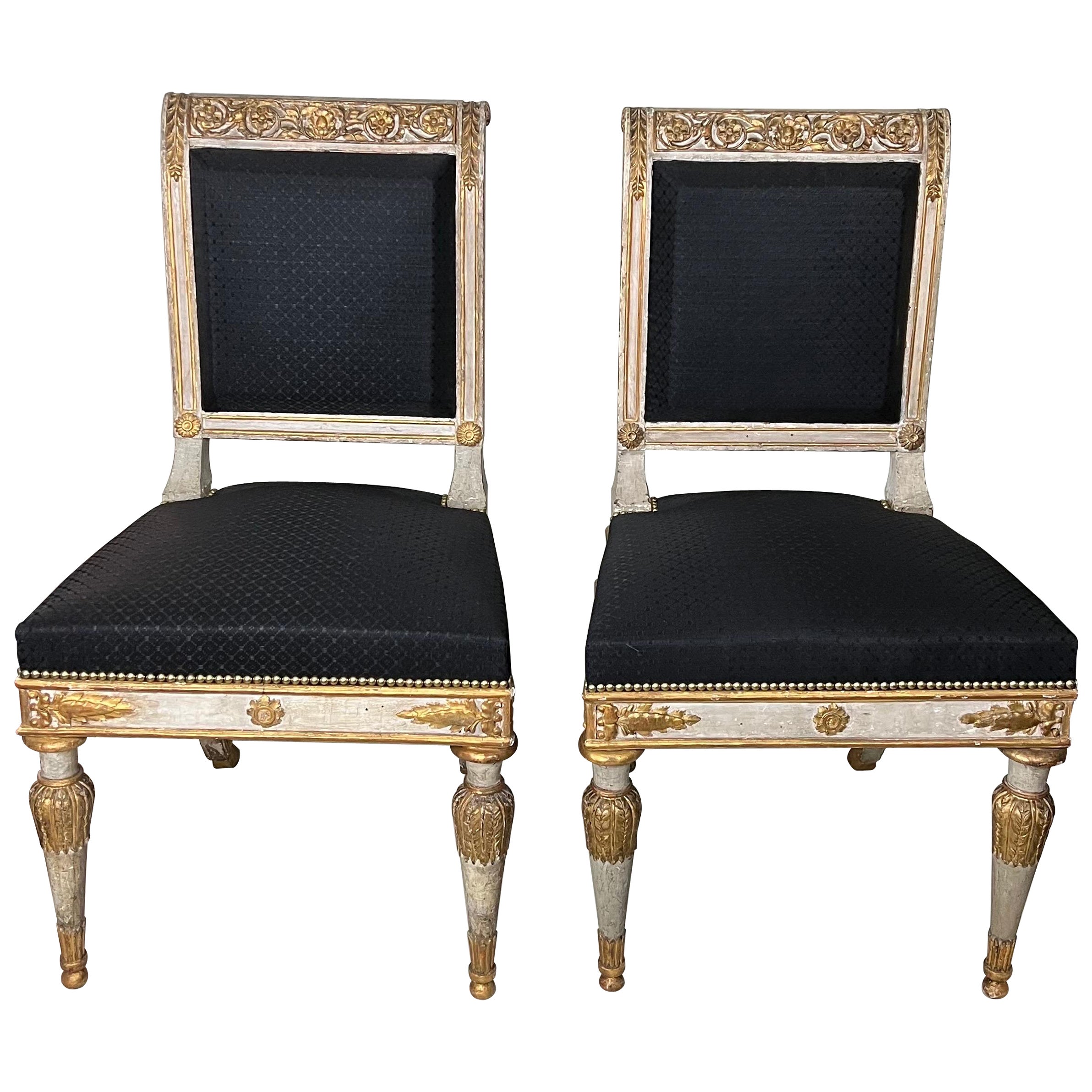 Paire de porcelaines géorgiennes italiennes sculptées et dorées à la feuille  Chaises d'appoint, datant d'environ 1820-30