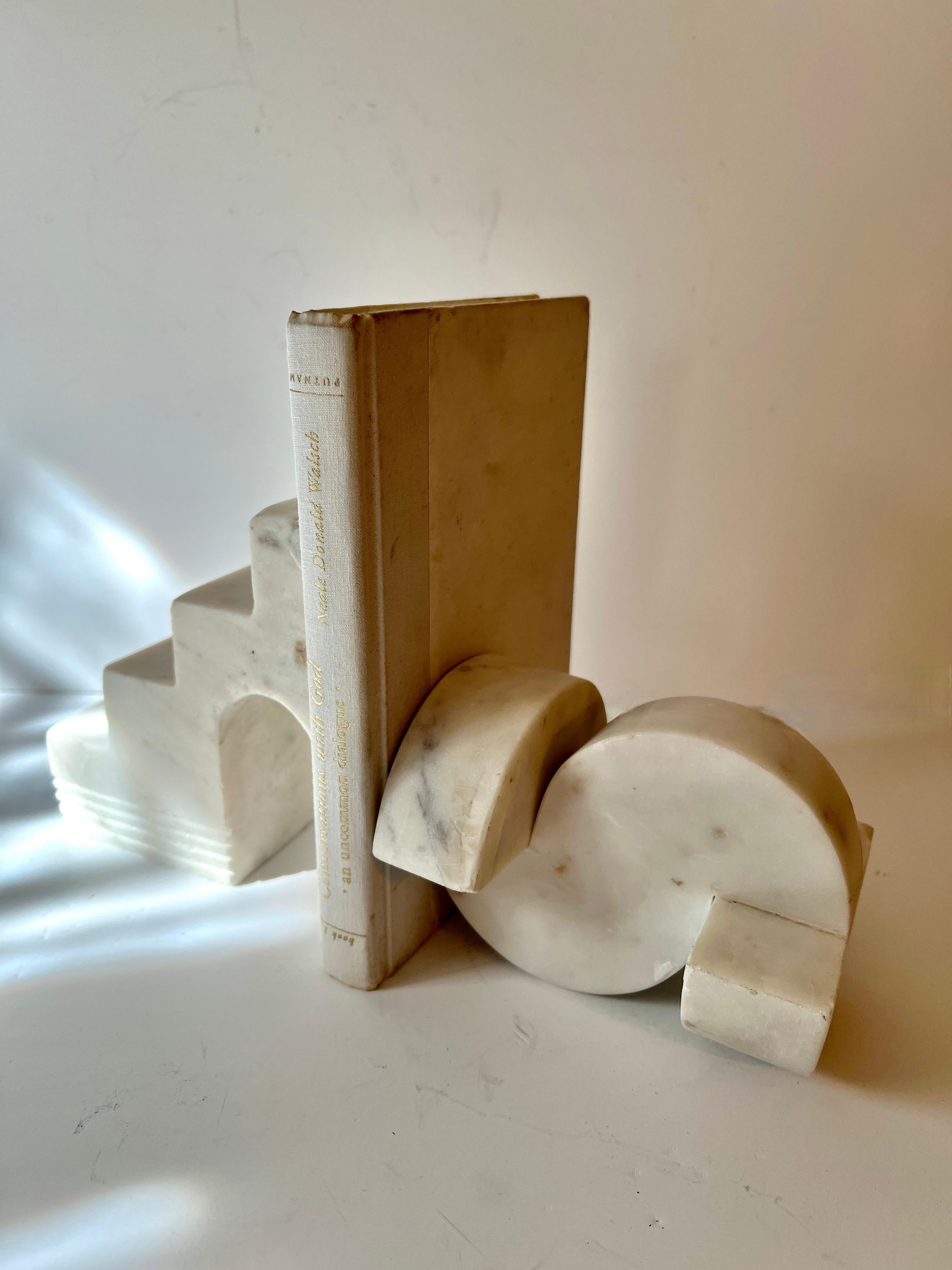 Pair of Italian Geometric Architectural Carrara Marble Sculptures or Bookends In Good Condition For Sale In Los Angeles, CA