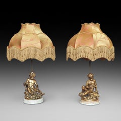 Paire de lampes de table italiennes montées sur albâtre doré avec chérubin