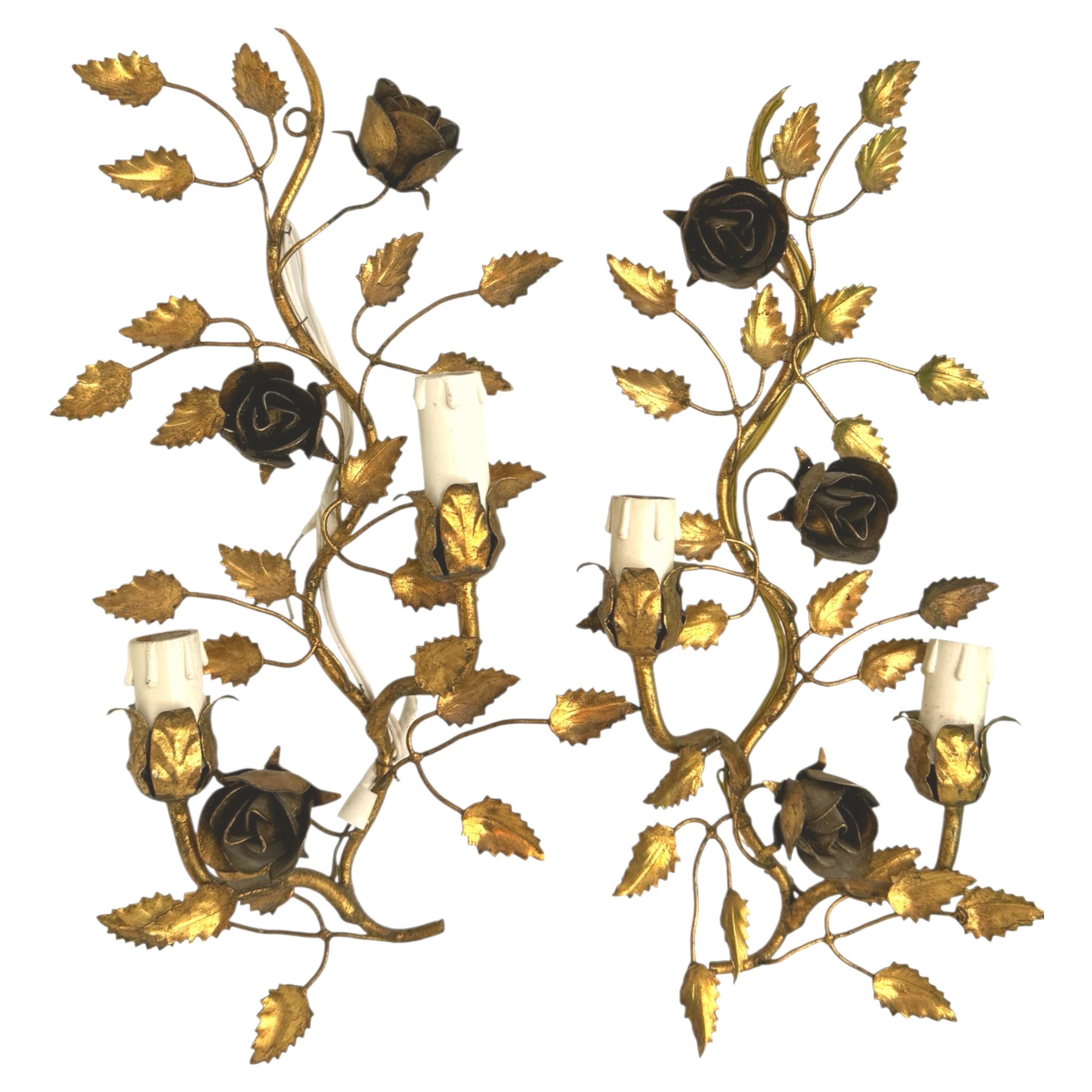 Pareja de candelabros de pared italianos dorados y con rosas de flores Hollywood Regency Italia, años 50