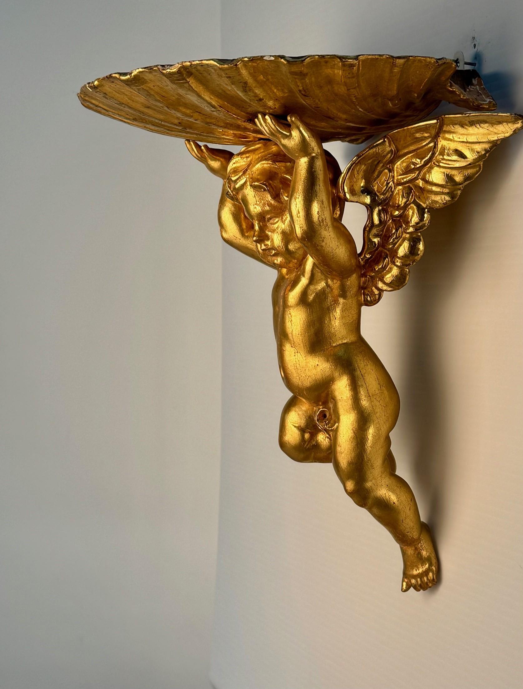 Pair of Italian Gilt Brackets Modelled as Cherubs In Good Condition For Sale In Montreal, QC