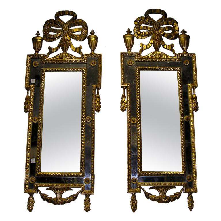Paire de miroirs muraux italiens à fleurs sculptés et dorés. Datant d'environ 1780
