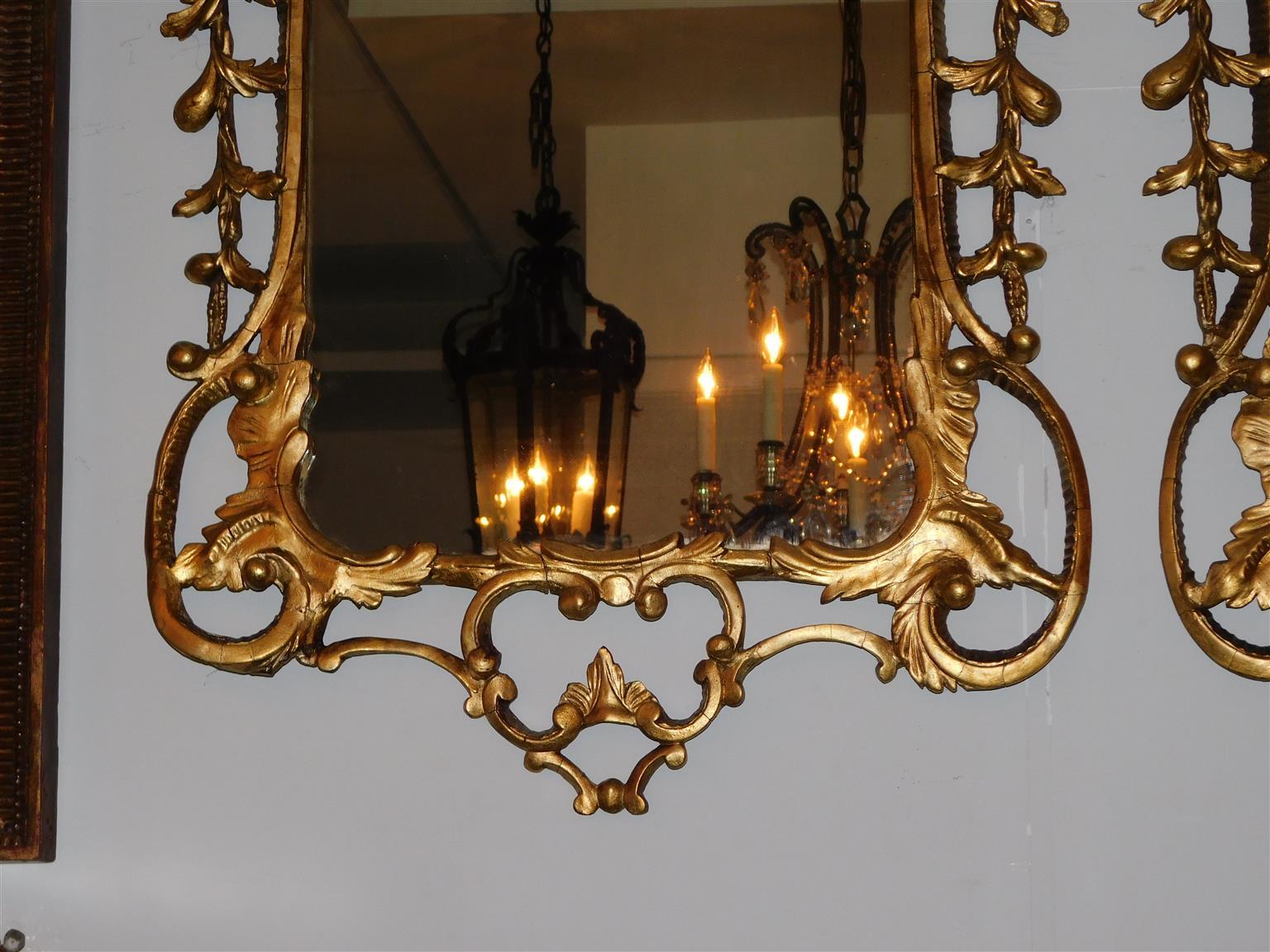 Paire de miroirs muraux Chippendale anglais en bois doré à feuillage et à volutes. C. 1770 en vente 3