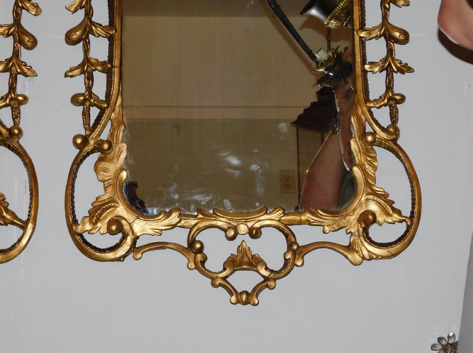 Paire de miroirs muraux Chippendale anglais en bois doré à feuillage et à volutes. C. 1770 en vente 4