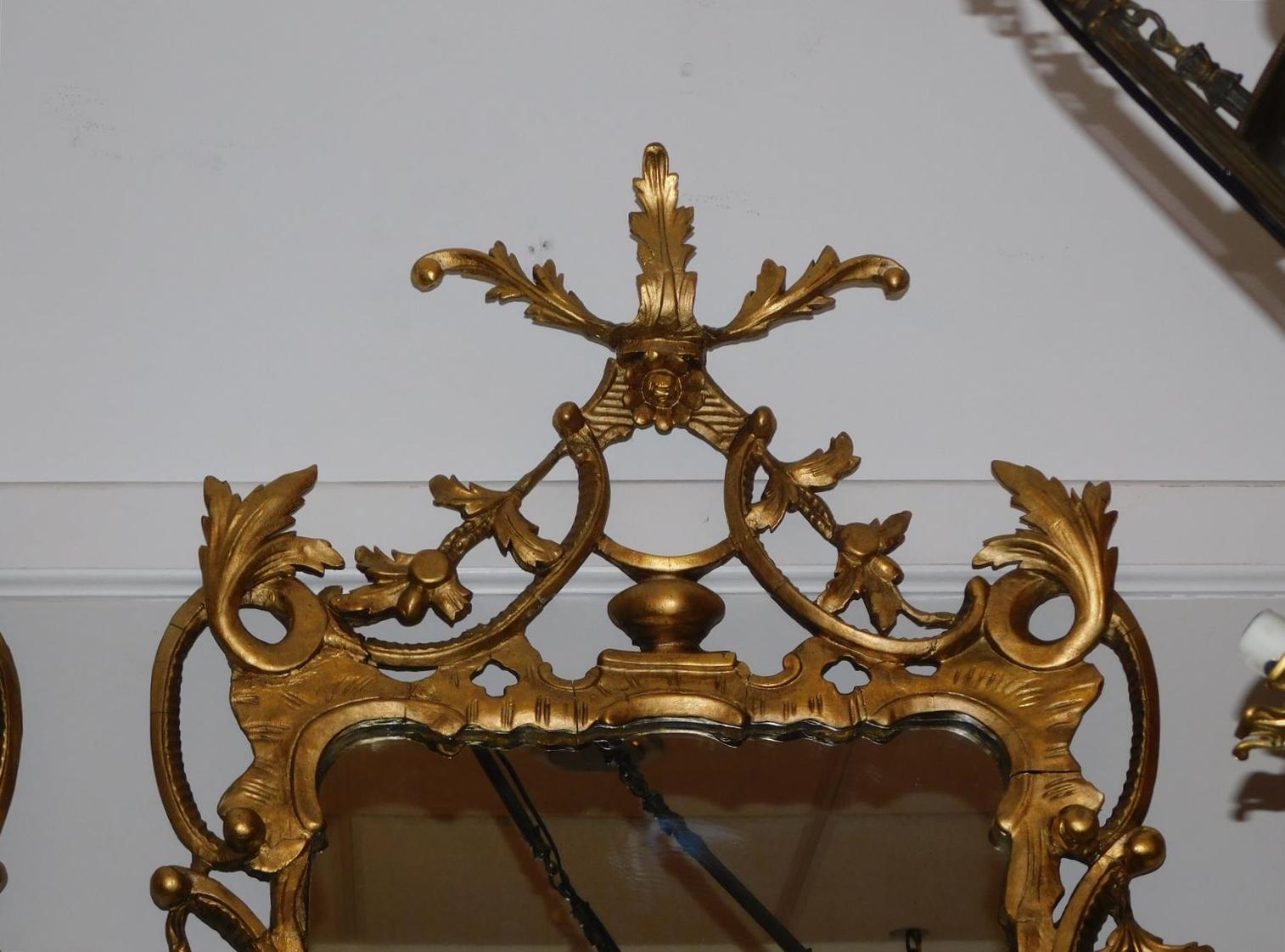 Sculpté à la main Paire de miroirs muraux Chippendale anglais en bois doré à feuillage et à volutes. C. 1770 en vente
